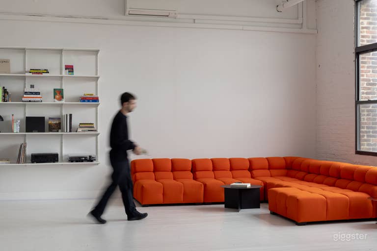  Sleek Minimalist Creative Studio Space 
