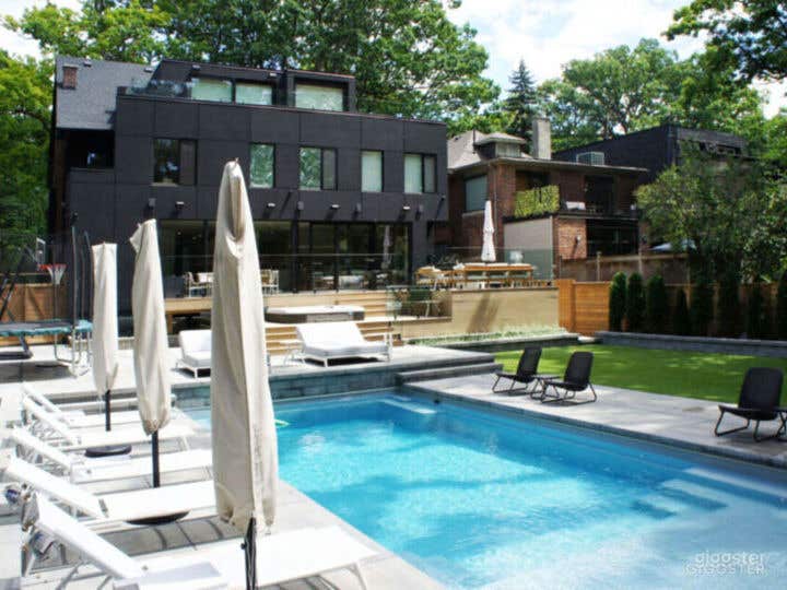 Modern Oasis Pool In the City Photo 3