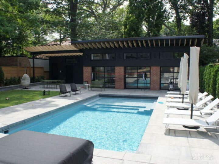 Modern Oasis Pool In the City Photo 2