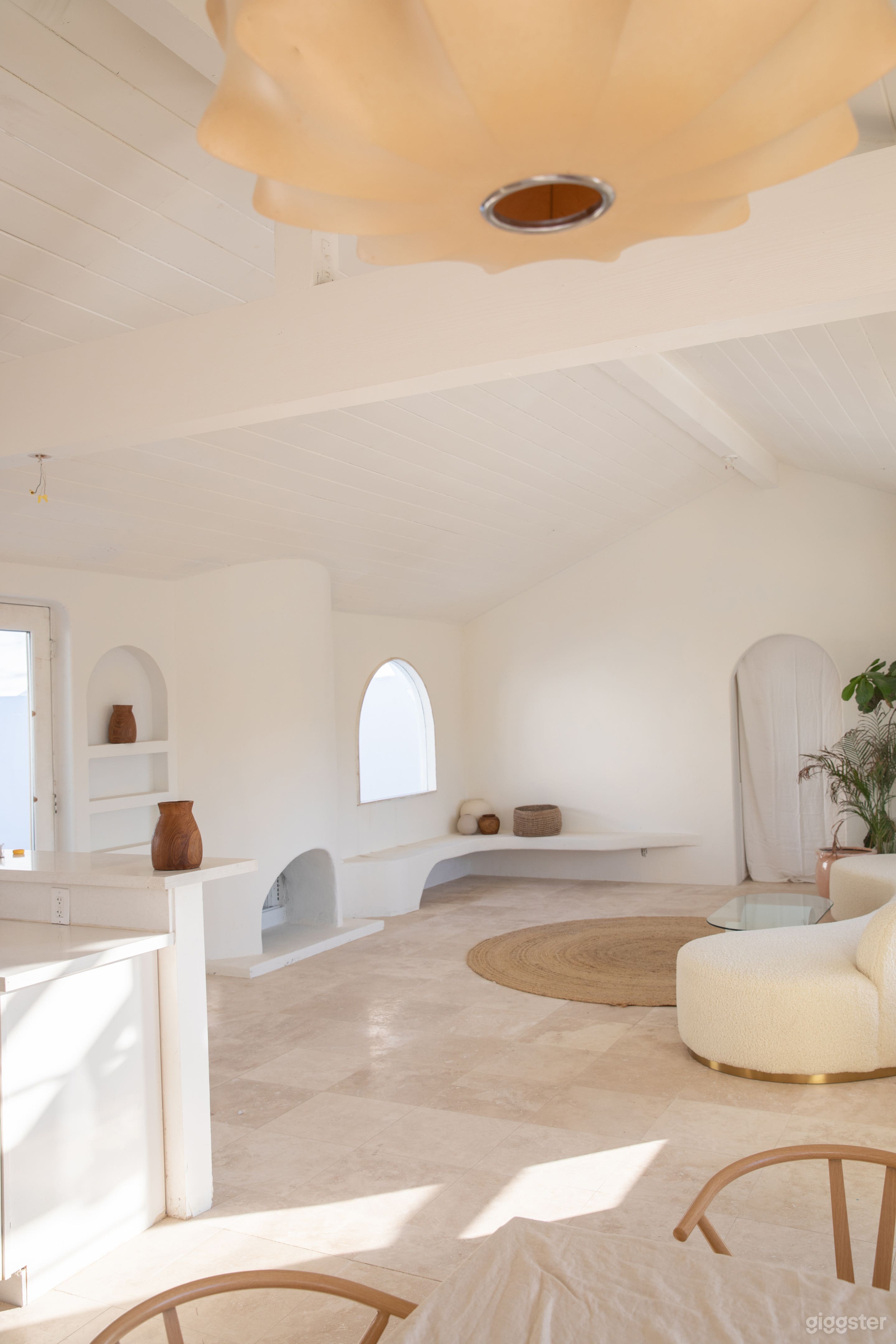 Minimal, Luxurious, Bright Pool Home w/ Arches  Photo 3