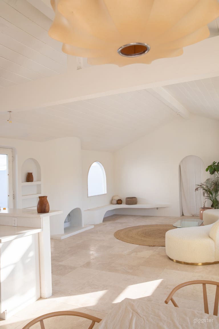  Minimal, Luxurious, Bright Pool Home w/ Arches  