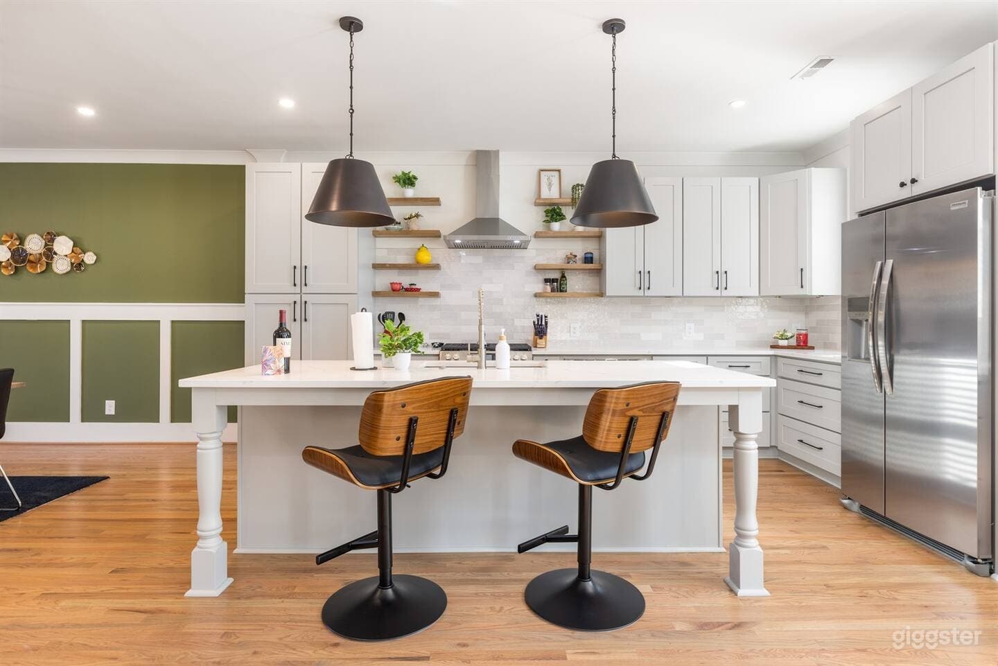 Bold Uptown Home Photo 3