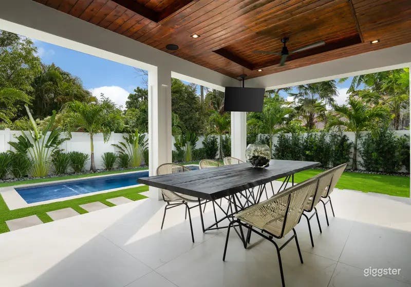 Modern Poolside Escape in Miami’s Upper East Side Photo 2