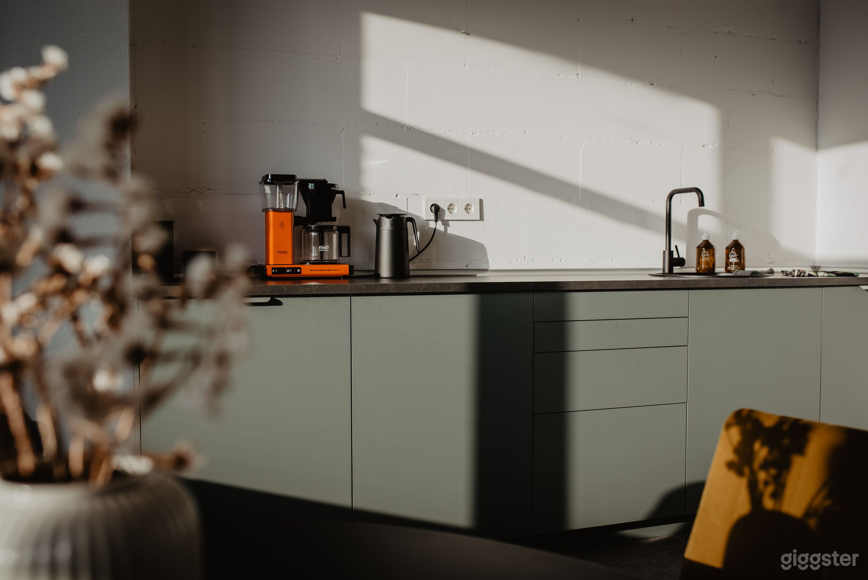 LOUNGEBEREICH MIT KÜCHENZEILE