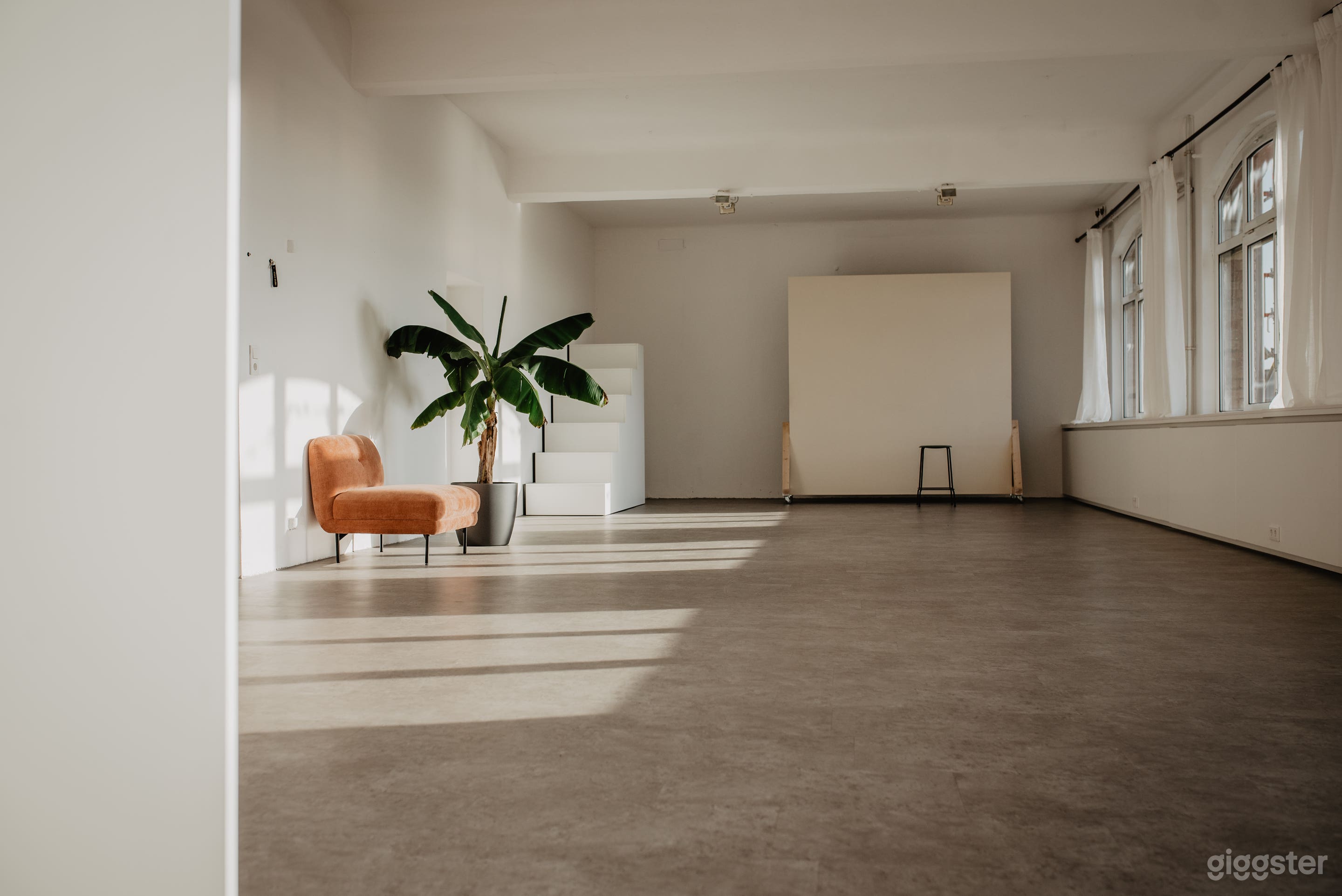 114 M² STUDIO IN FRANKFURT MIT 15m FENSTERFRONT