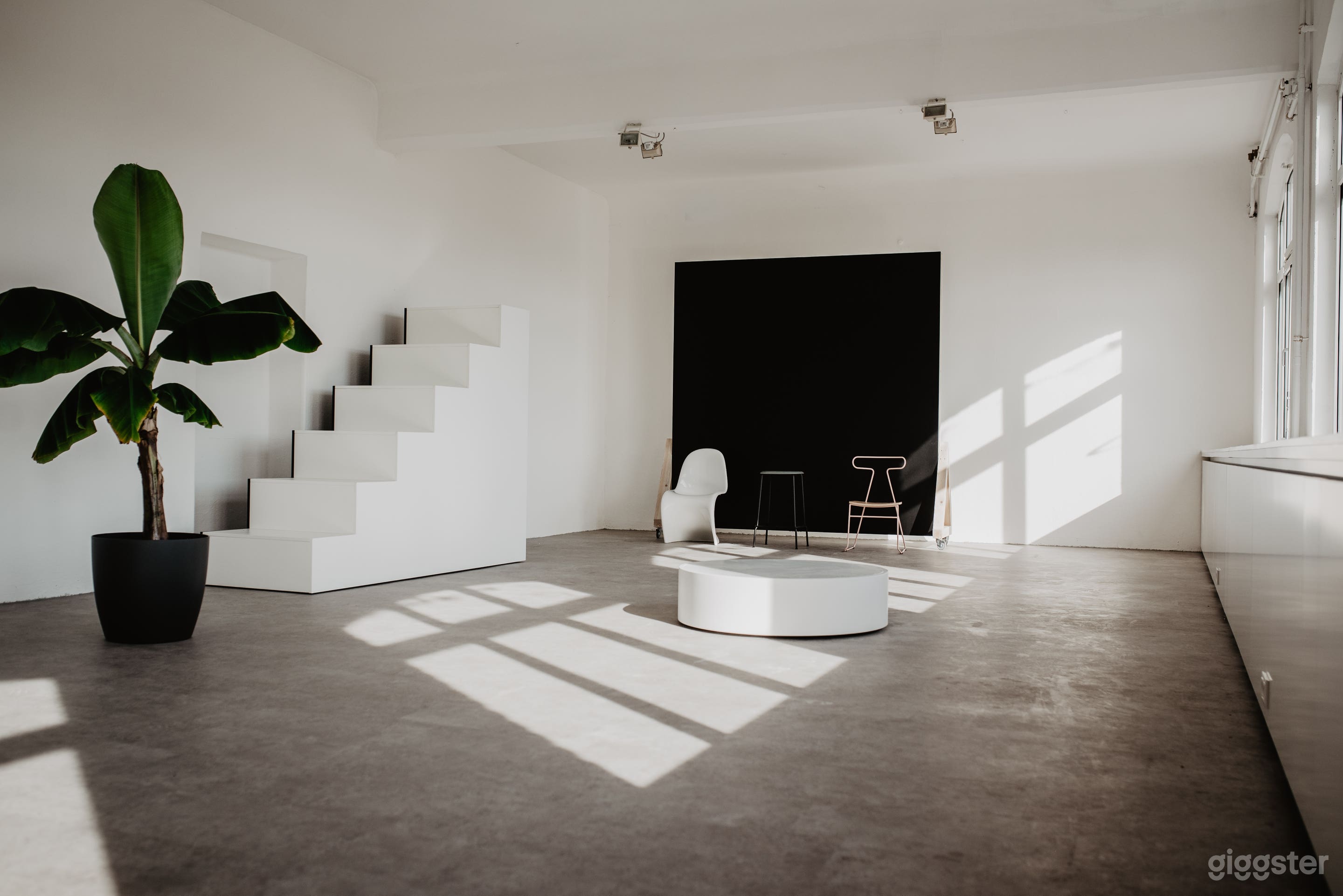 HELLES TAGESLICHTSTUDIO MIT GROSSER FENSTERFRONT UND SÜDAUSRICHTUNG