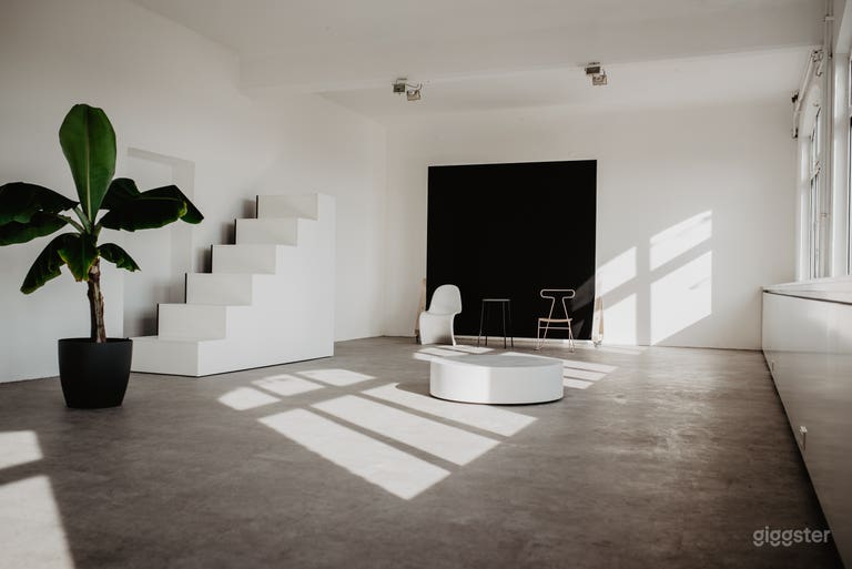  BRIGHT DAYLIGHT STUDIO WITH LARGE WINDOW FRONT AND SOUTH FACING 