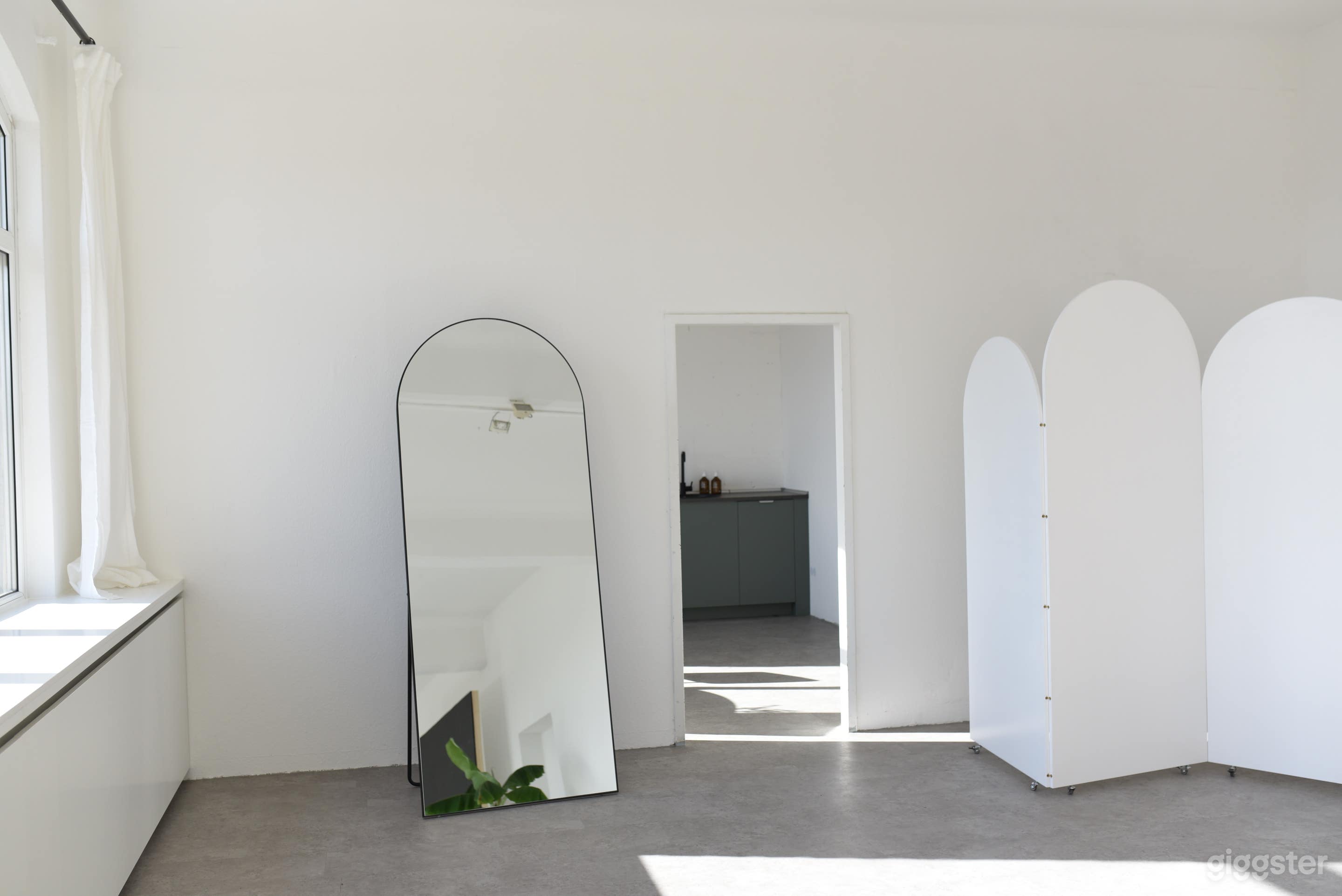 MINIMALISTISCHE EINRICHTUNG MIT GROSSEM BEWEGLICHEN SPIEGEL