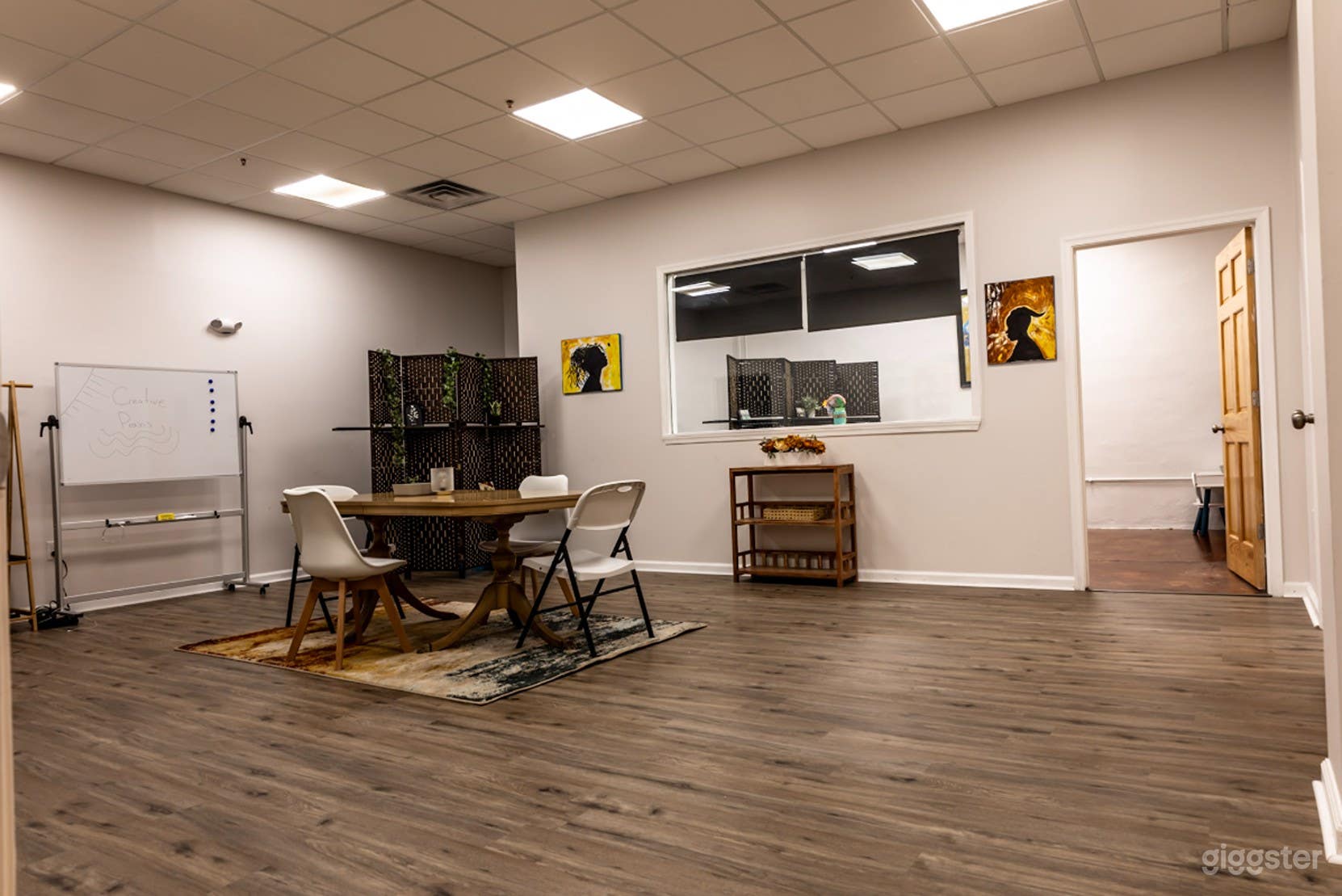 A versatile 1,000 sq. ft. space featuring an open layout and one private breakout room.