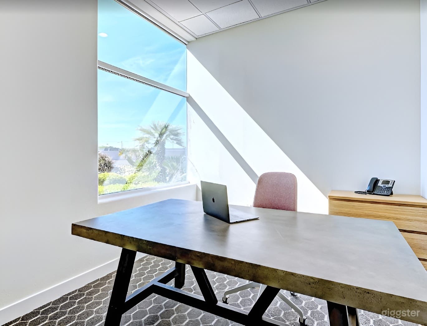 Private Furnished Office for Meetings &amp; Production Photo 2