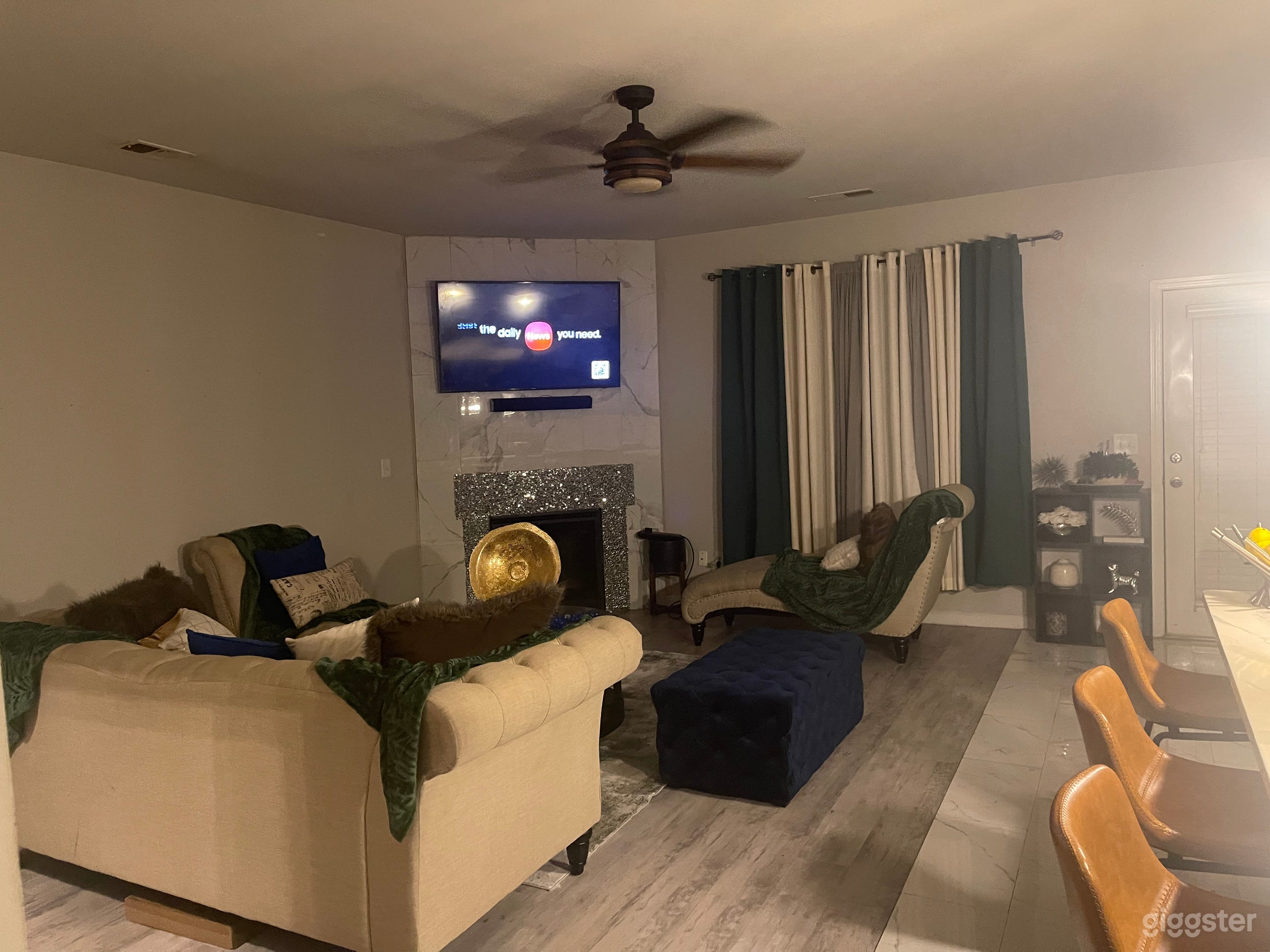 Beautifully Designed Cozy Living Room Set Up Photo 4