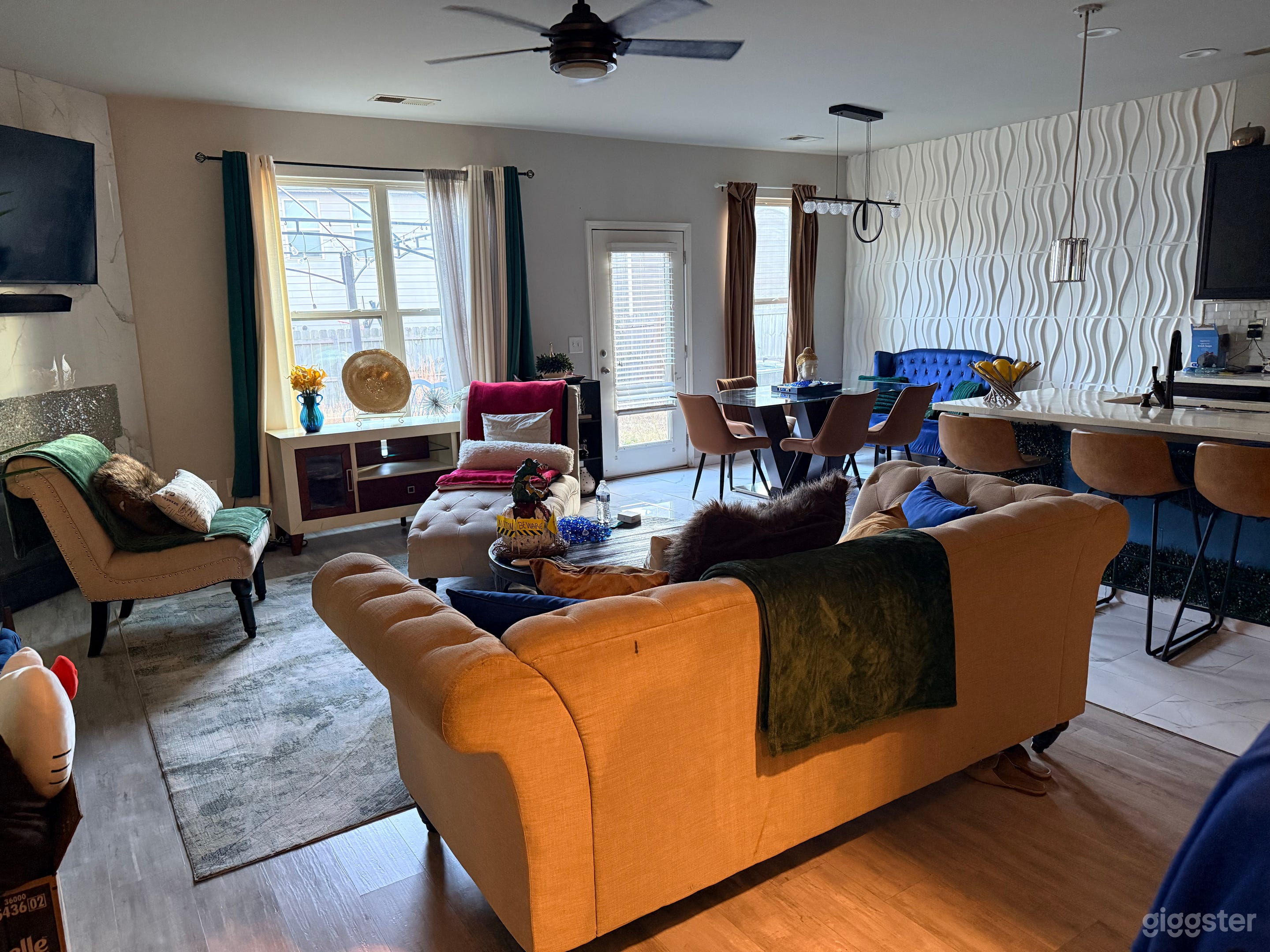 Beautifully Designed Cozy Living Room Set Up Photo 1
