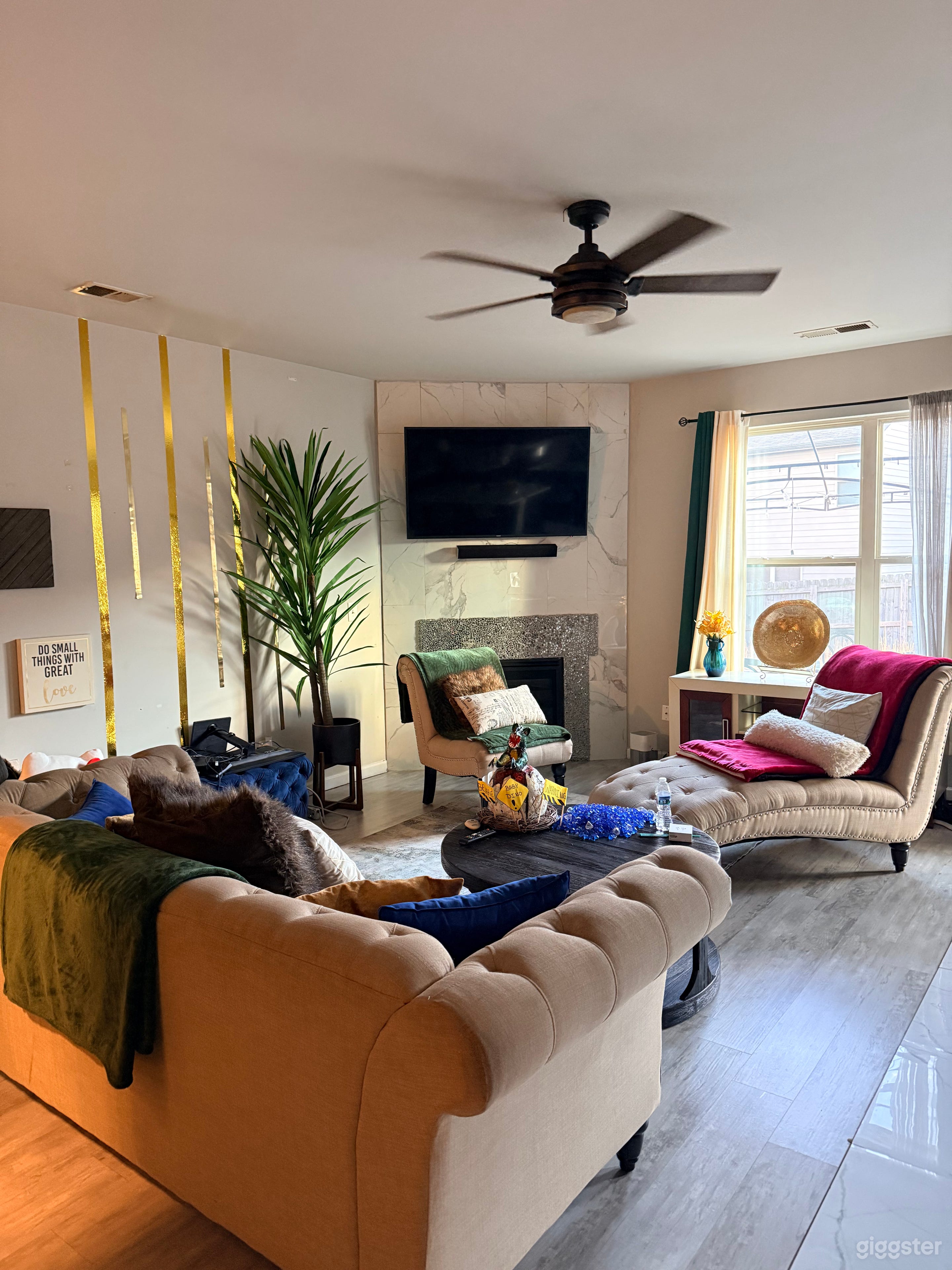 Beautifully Designed Cozy Living Room Set Up Photo 2