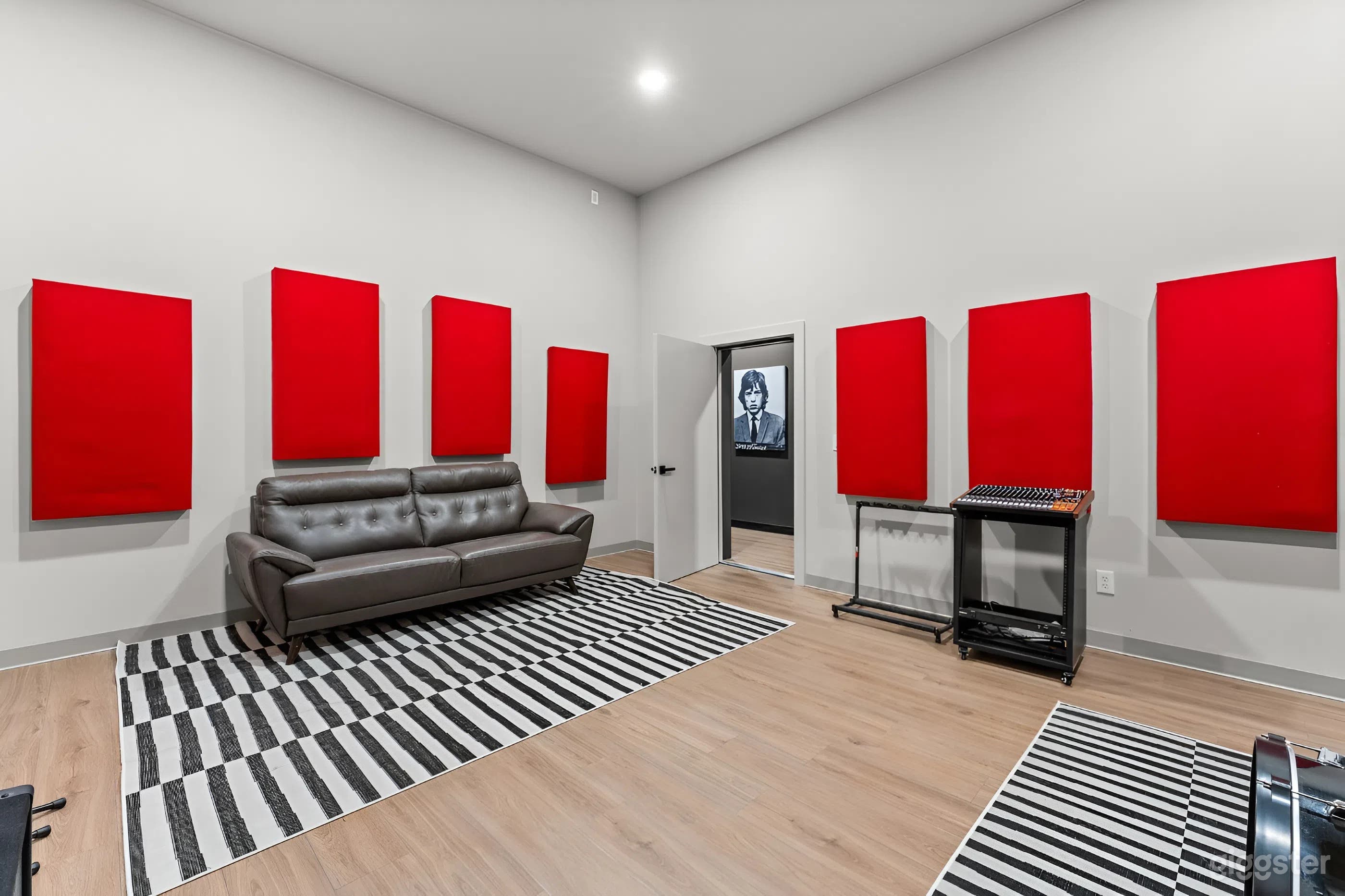 White Room - Rehearsal Space Photo 3