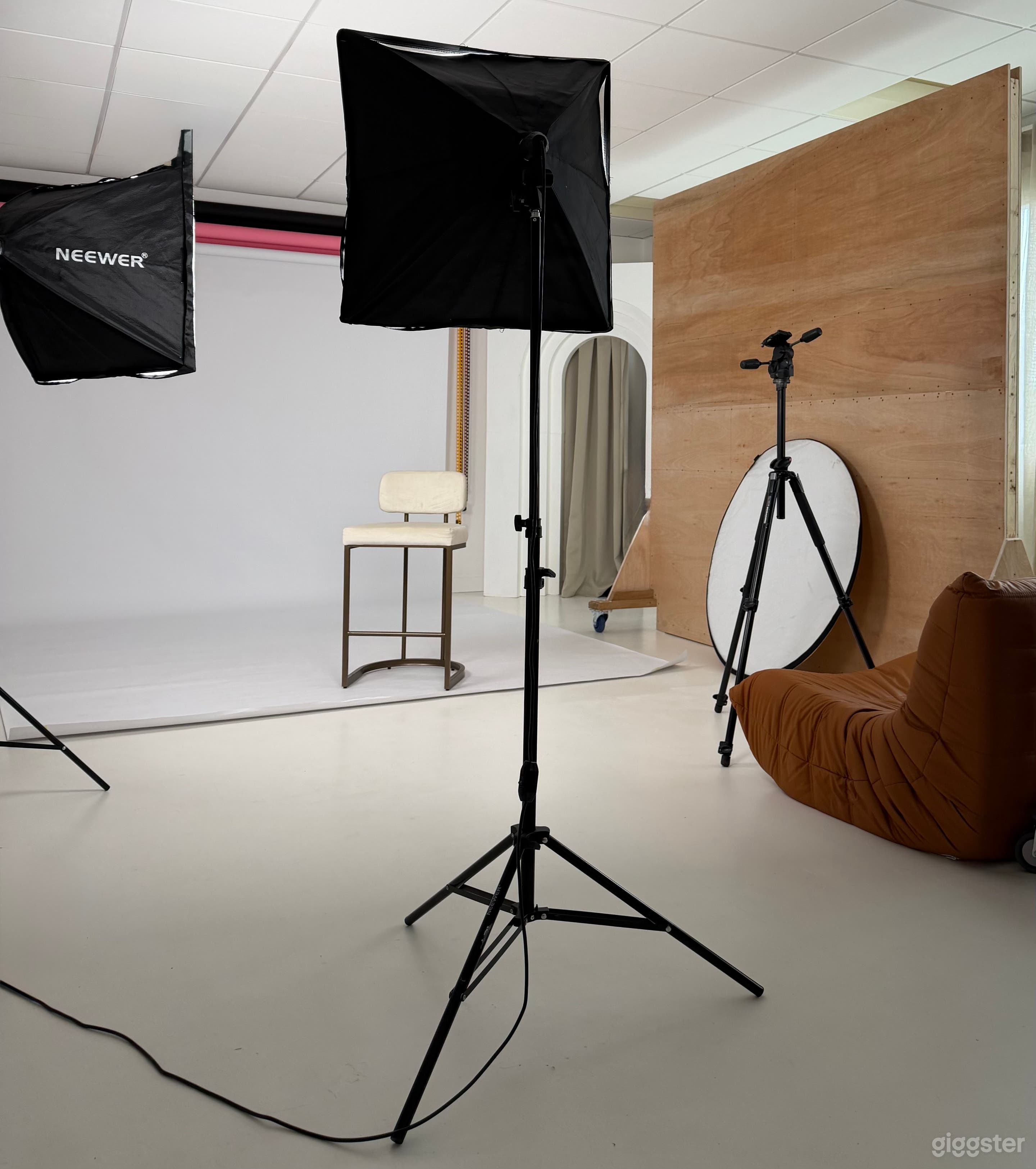 Fully Equipped Creative Studio with Natural Light Photo 1