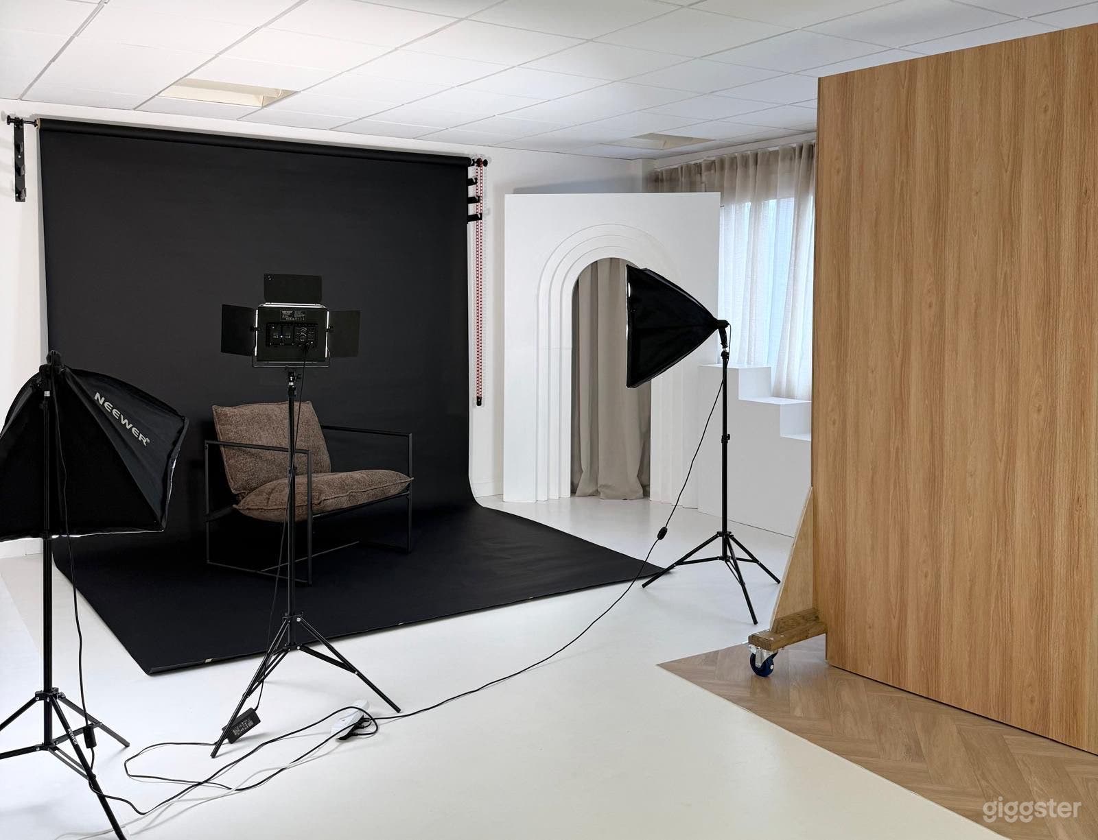 Fully Equipped Creative Studio with Natural Light Photo 1