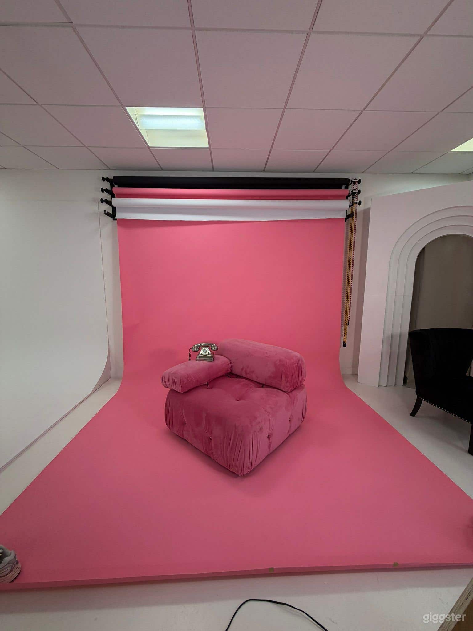 Fully Equipped Creative Studio with Natural Light Photo 2