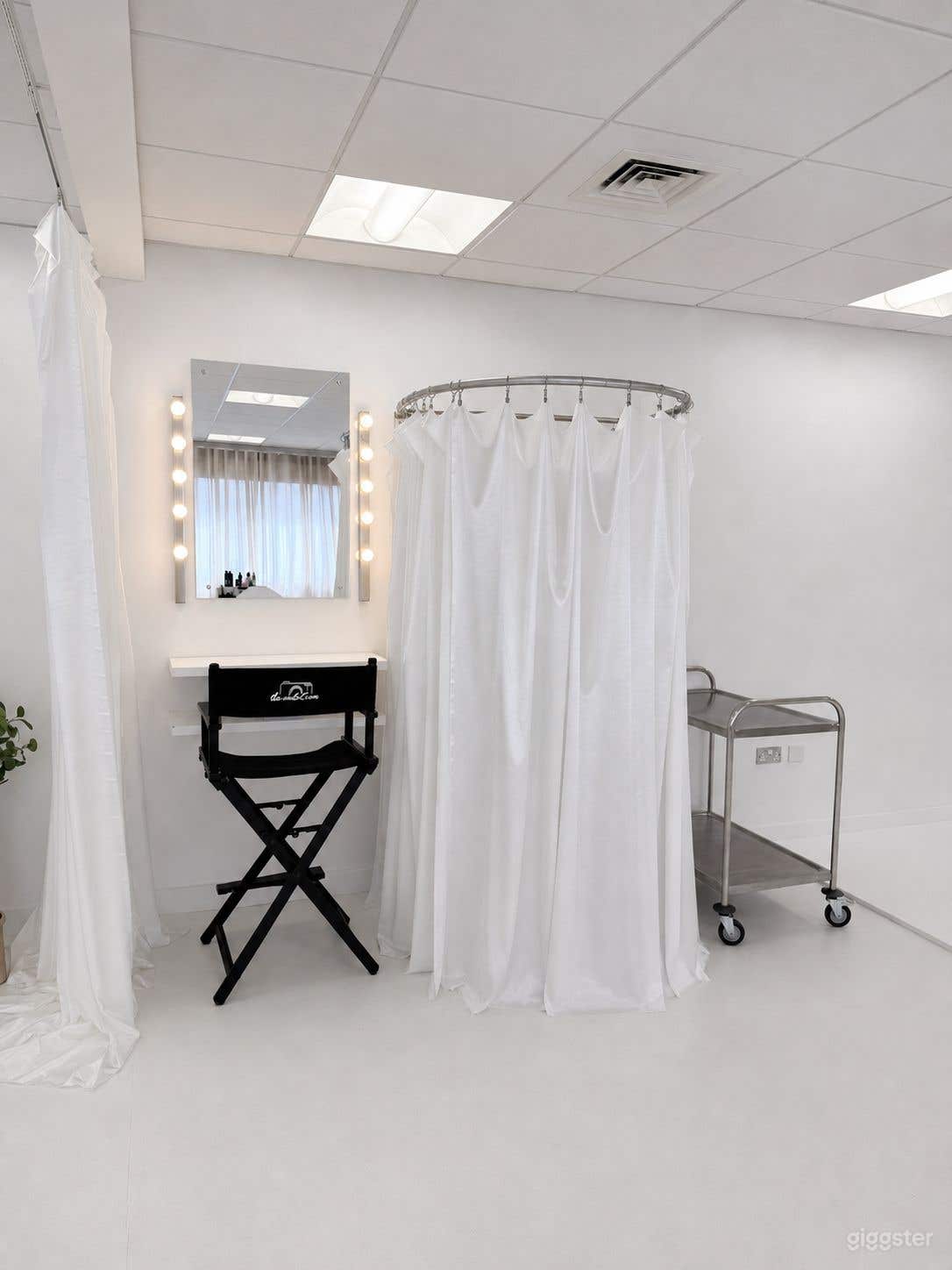 Fully Equipped Creative Studio with Natural Light Photo 4