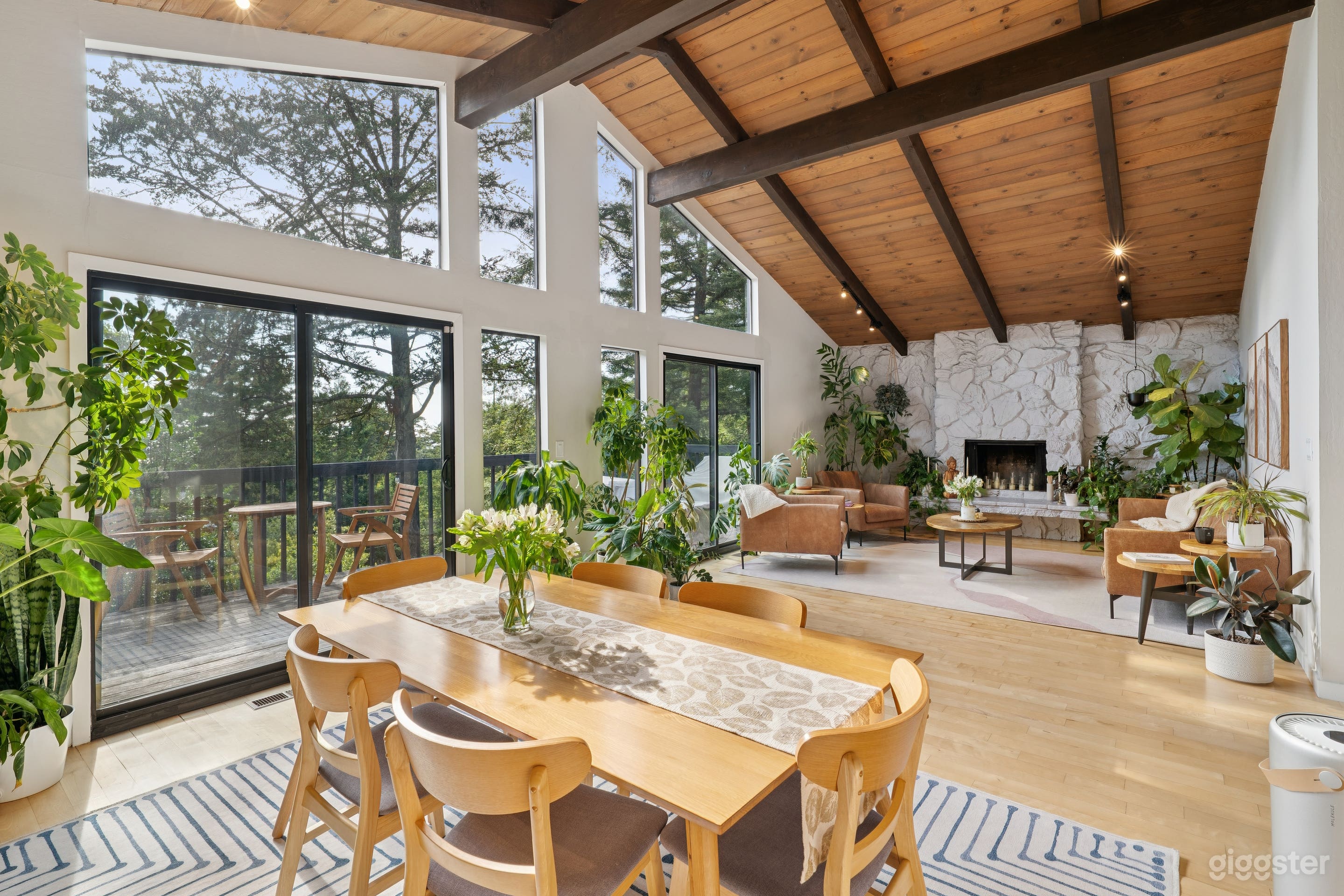 Mid-Century Modern Oasis in the Oakland Tree Tops Photo 2