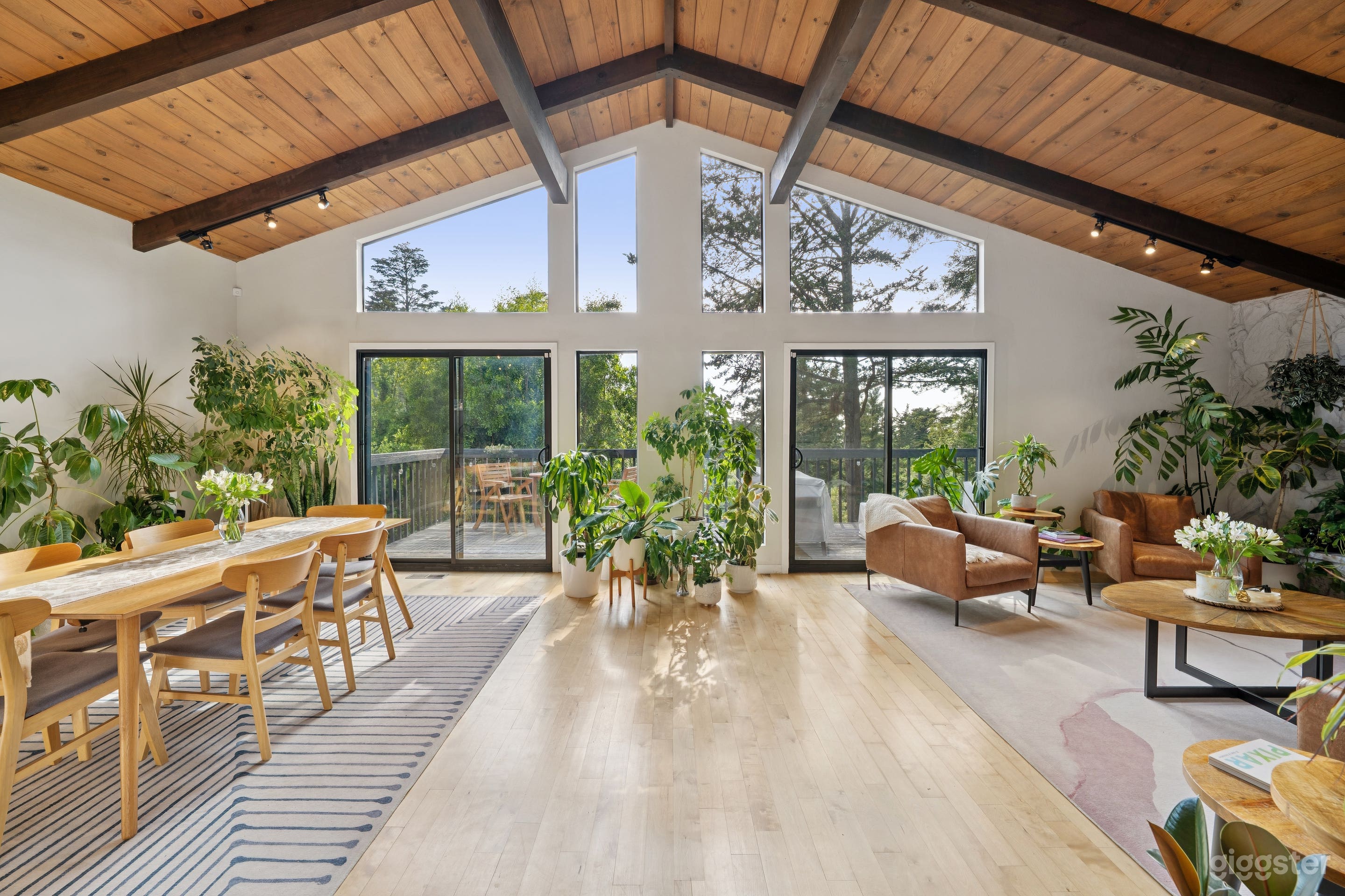 Mid-Century Modern Oasis in the Oakland Tree Tops Photo 1