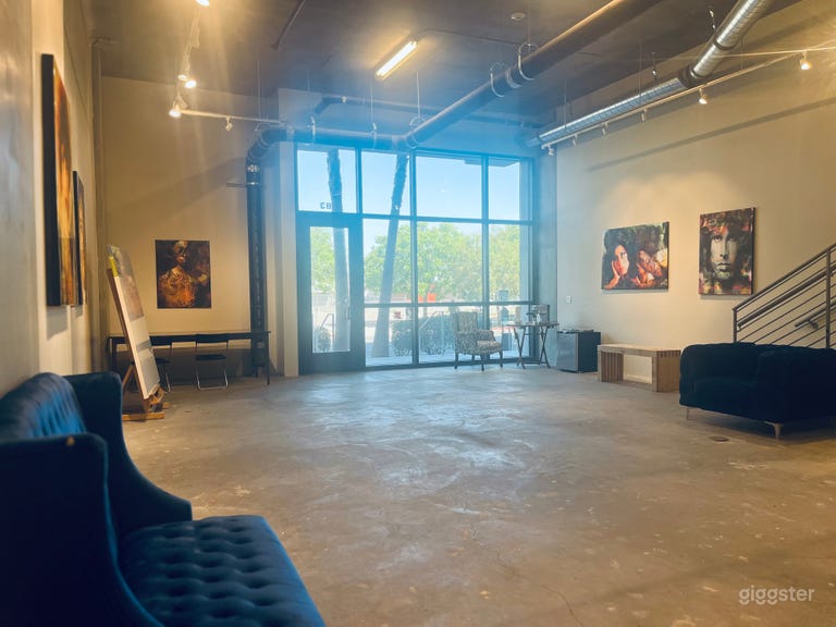  All furniture is included in the rental and can be taken out or left in. There is also a refrigerator, a bench, easels, etc., if needed. 