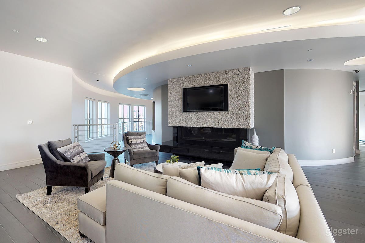 Spacious Lounge w/ Kitchen in Addison Semi-Private Photo 2