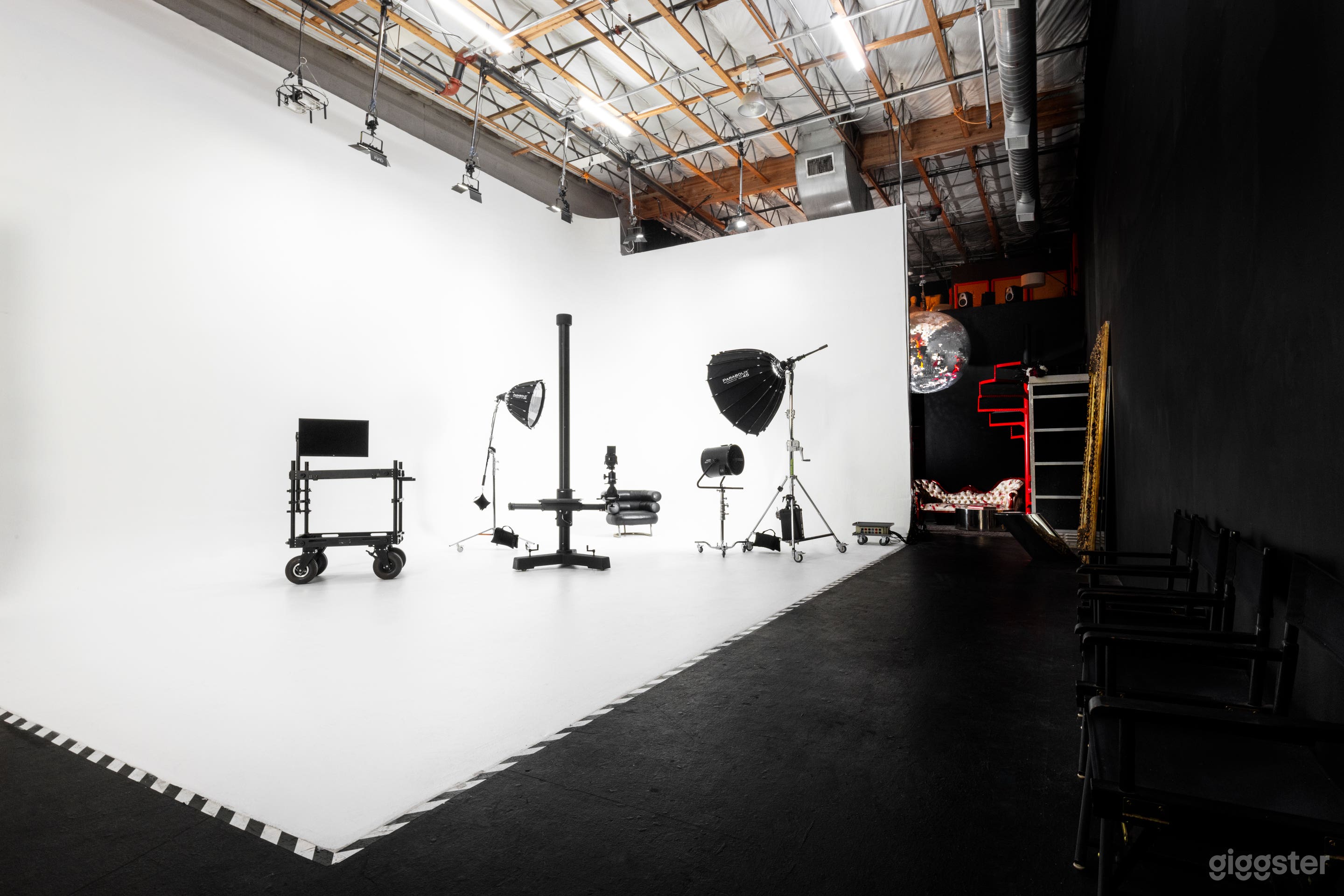 Las Vegas Photo + Film Studio | 45' Cyclorama + Green Screen Photo 1