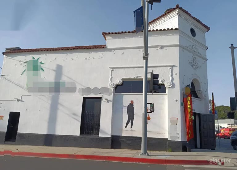  Espacio comercial principal y pop-up con techos altos 