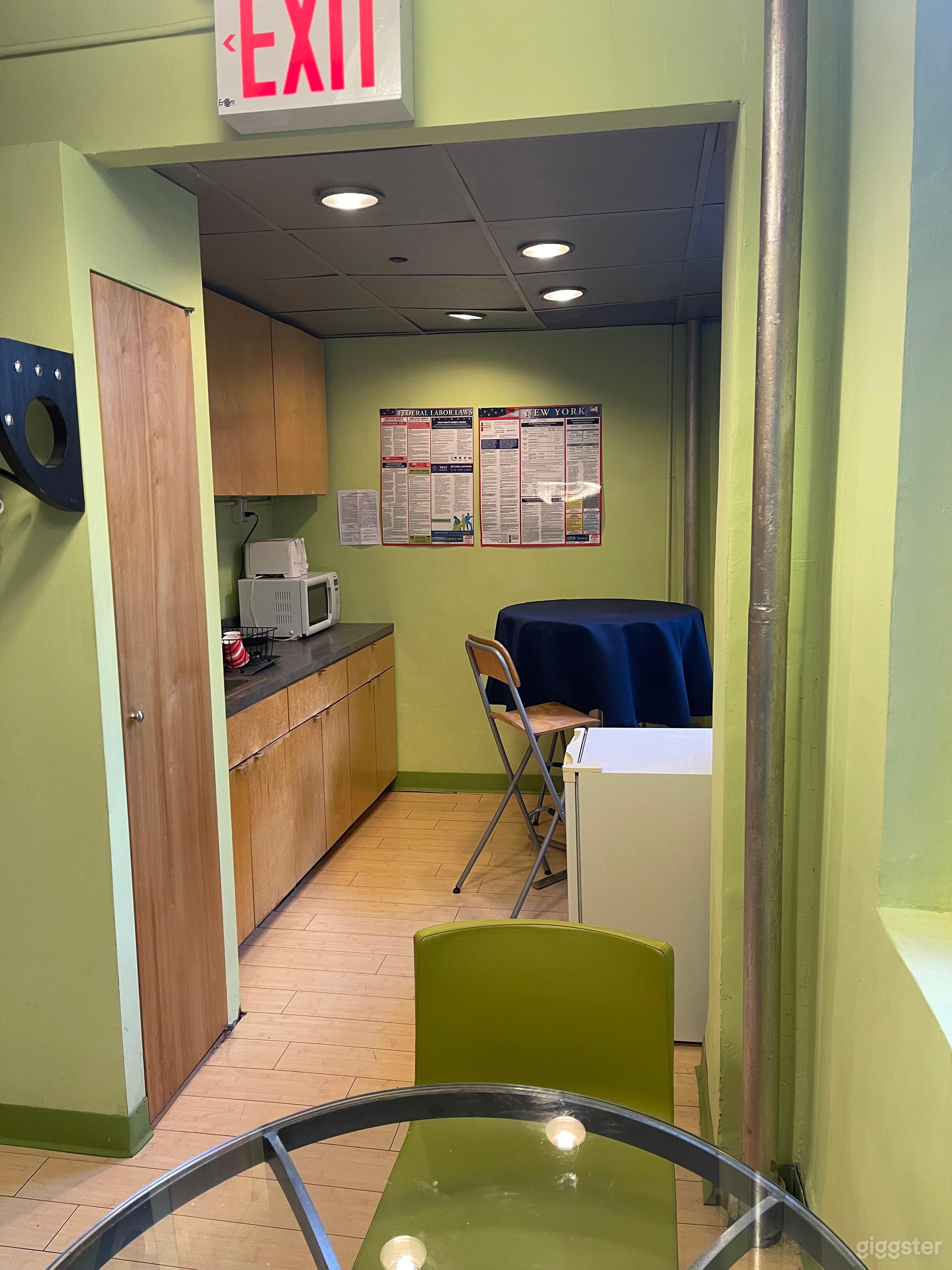 Kitchen w/ sink, Microwave, Toaster, Fridge &amp; Table.