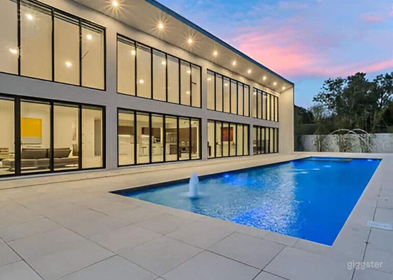 Windermere Estate: Elegant Pool Retreat Photo 4