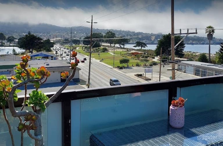  Beautiful Rooftop Dining Space in Monterey 
