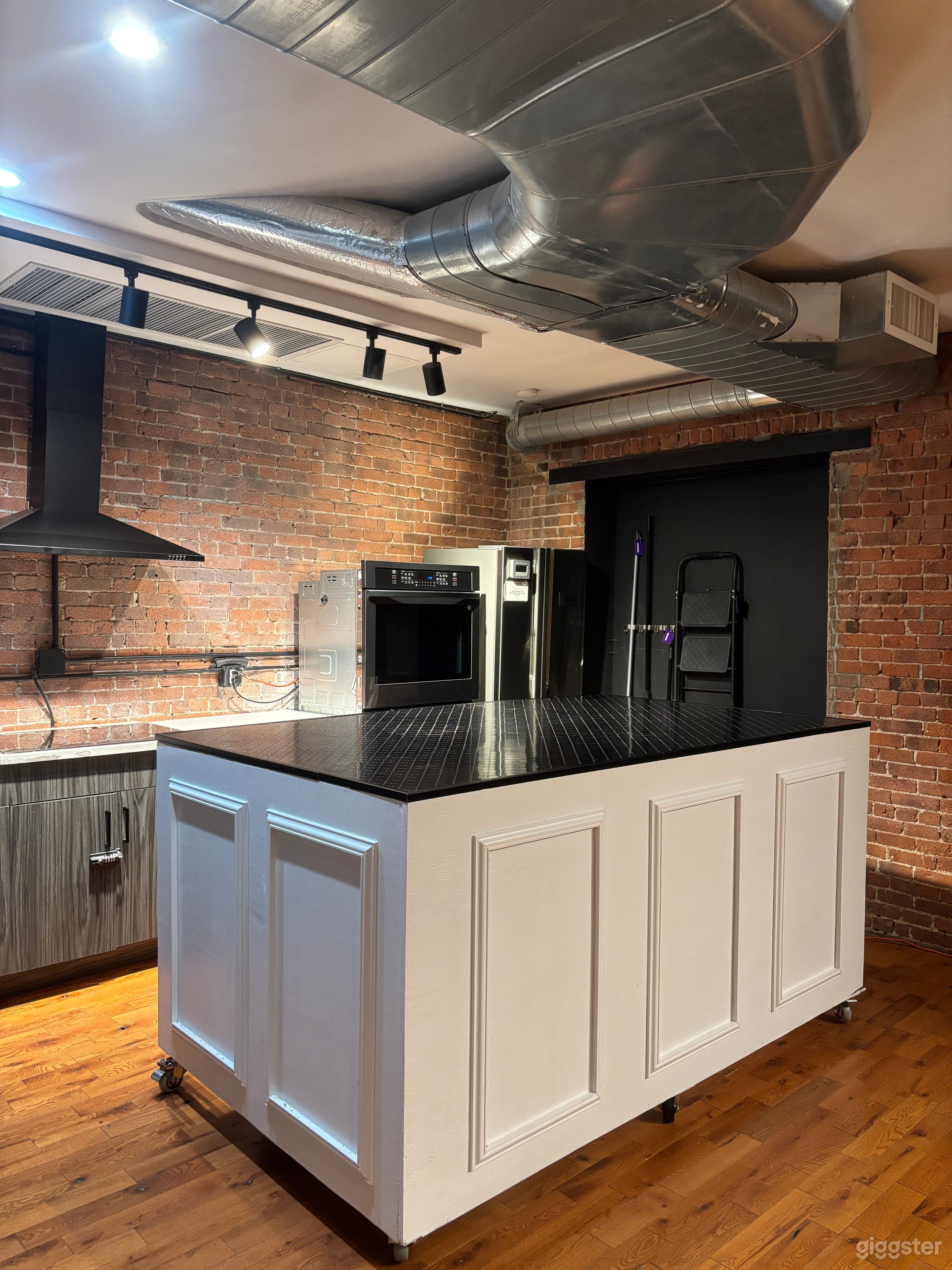 2nd Floor Studio Loft Photo 3