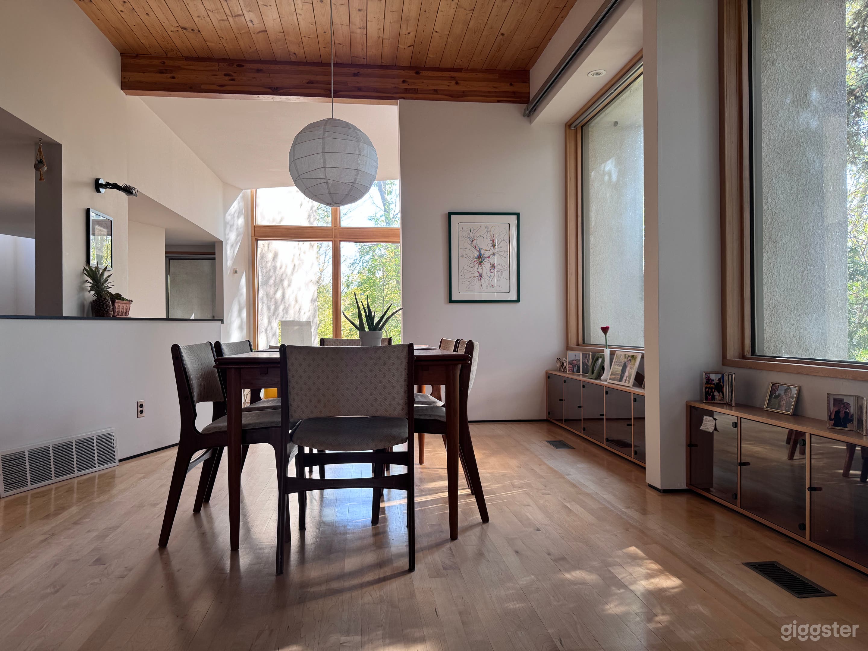 Beautiful, Architecturally Designed Creative Space Photo 4