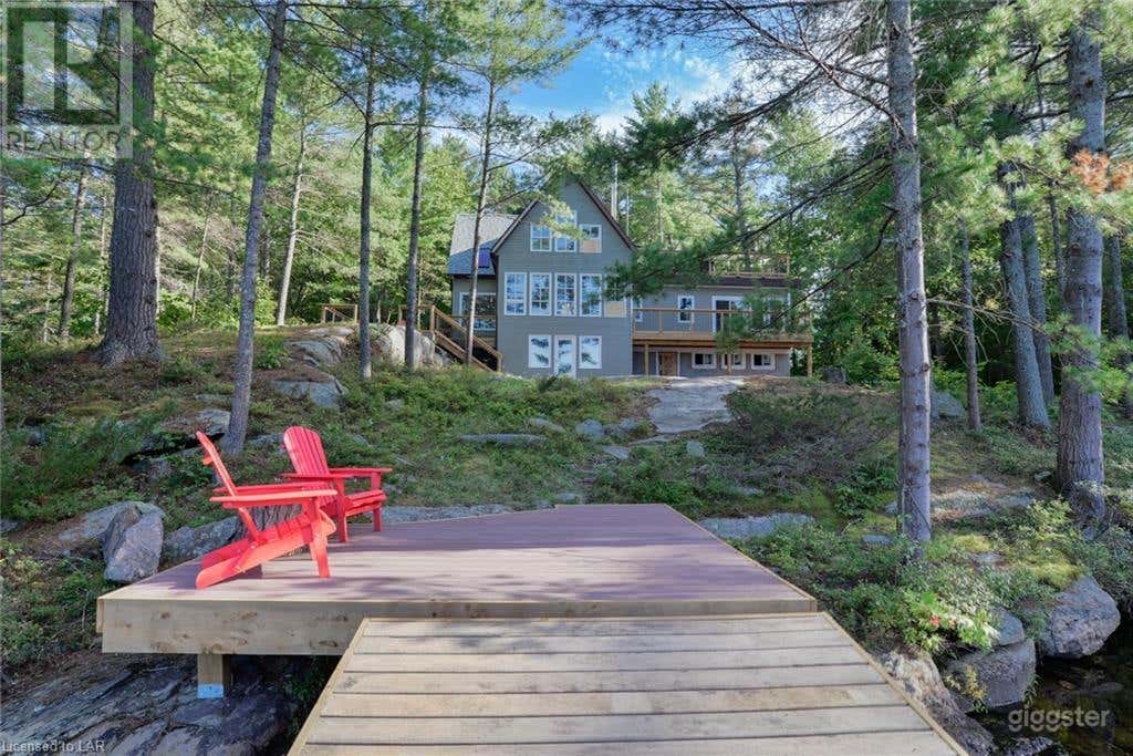 Private Lakefront 4-Season Luxury Cottage Photo 1