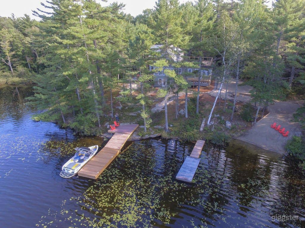 Private Lakefront 4-Season Luxury Cottage Photo 2