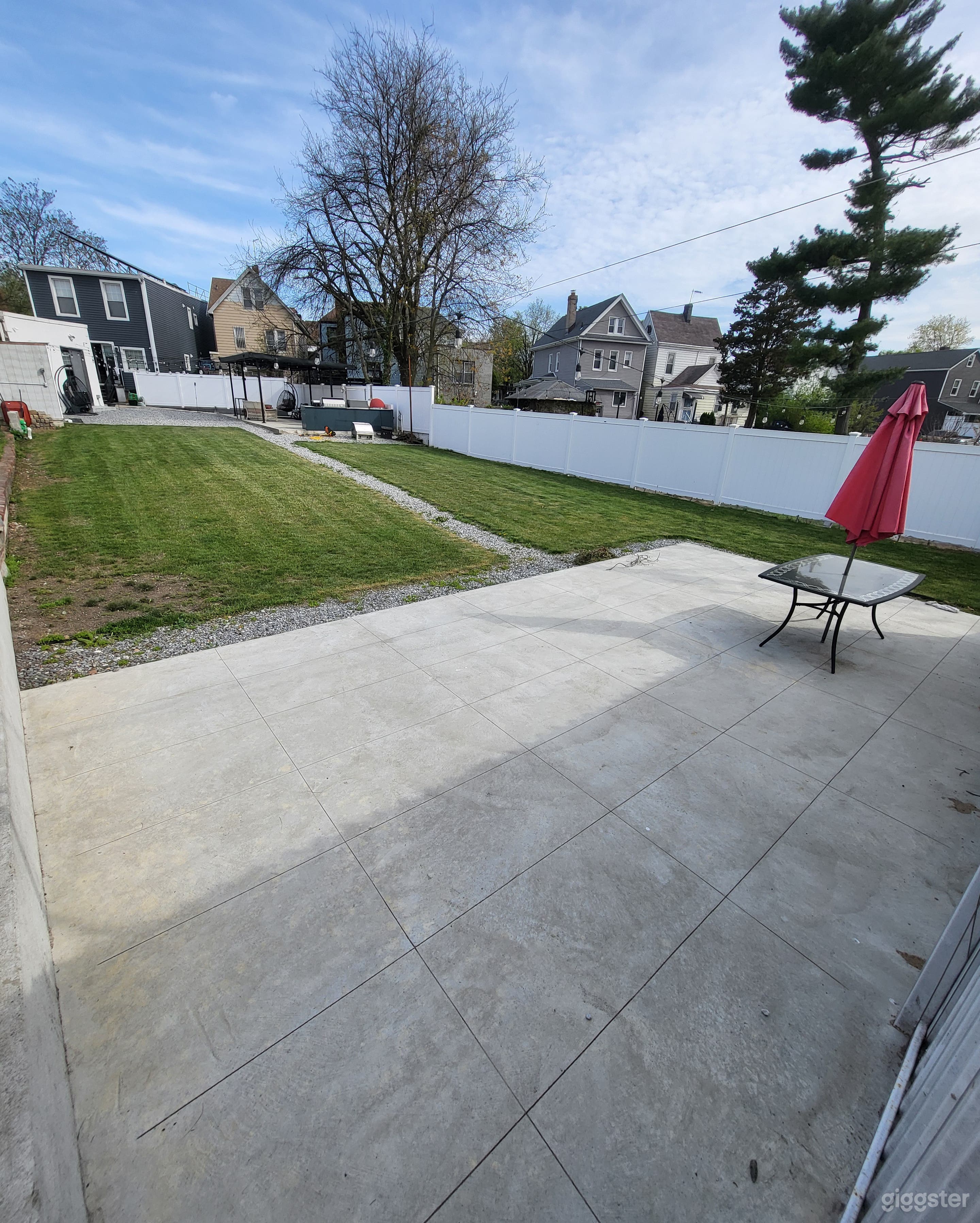 Large Backyard with outdoor kitchen  Photo 4