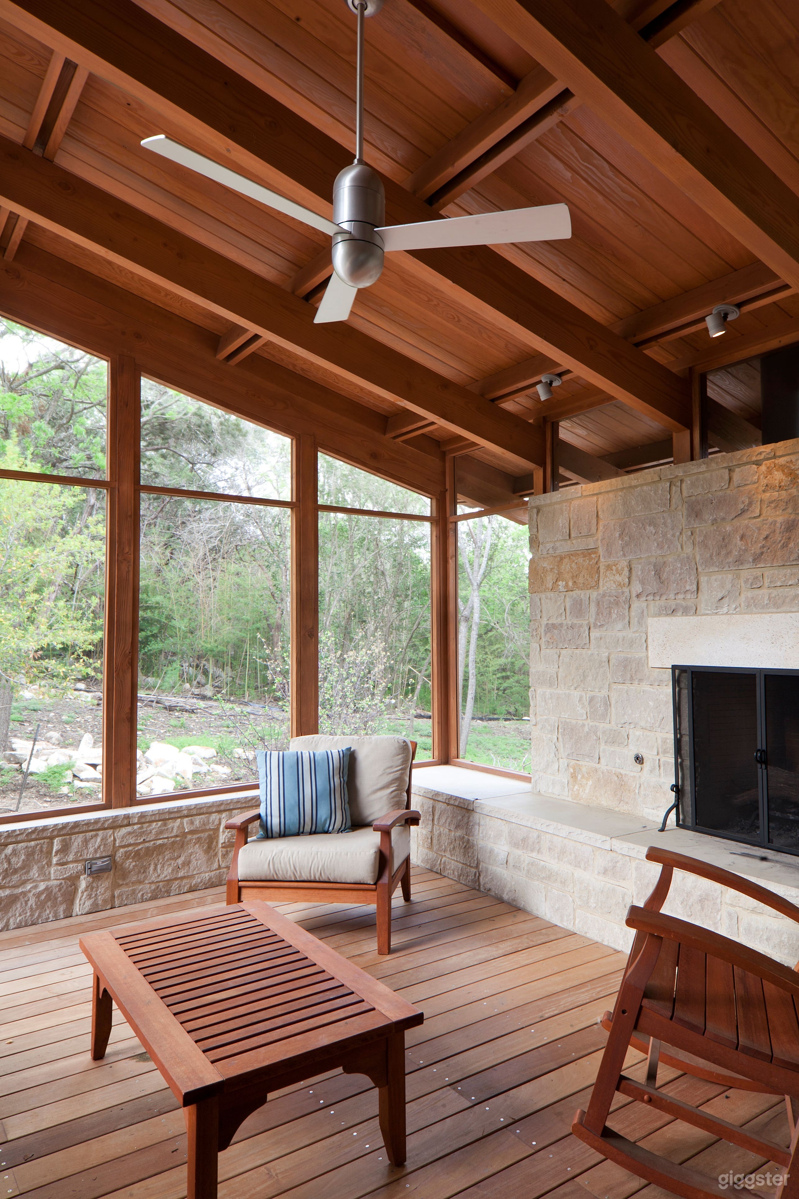 Stunning architectural modern home. Photo 3