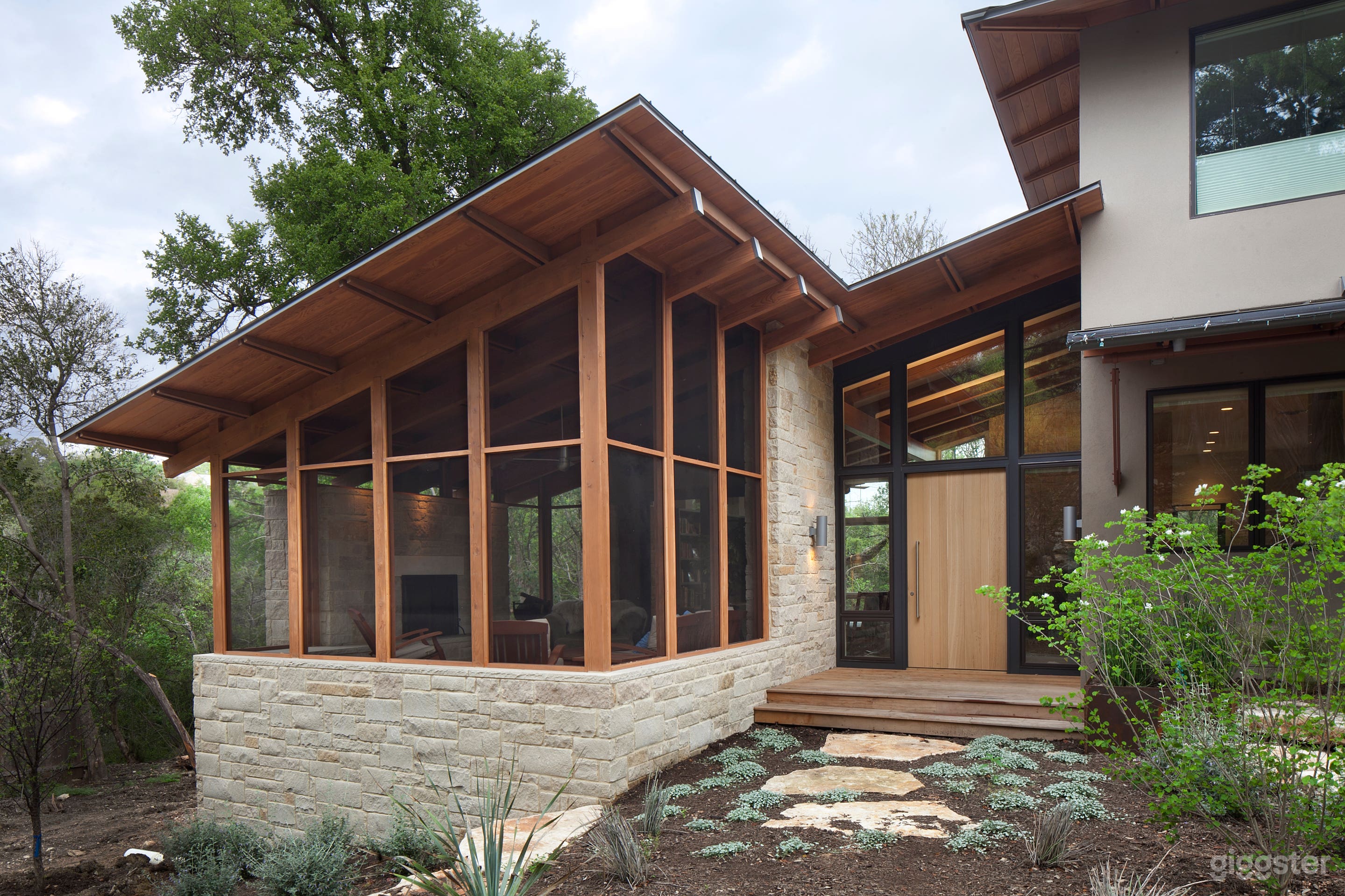 Stunning architectural modern home. Photo 4