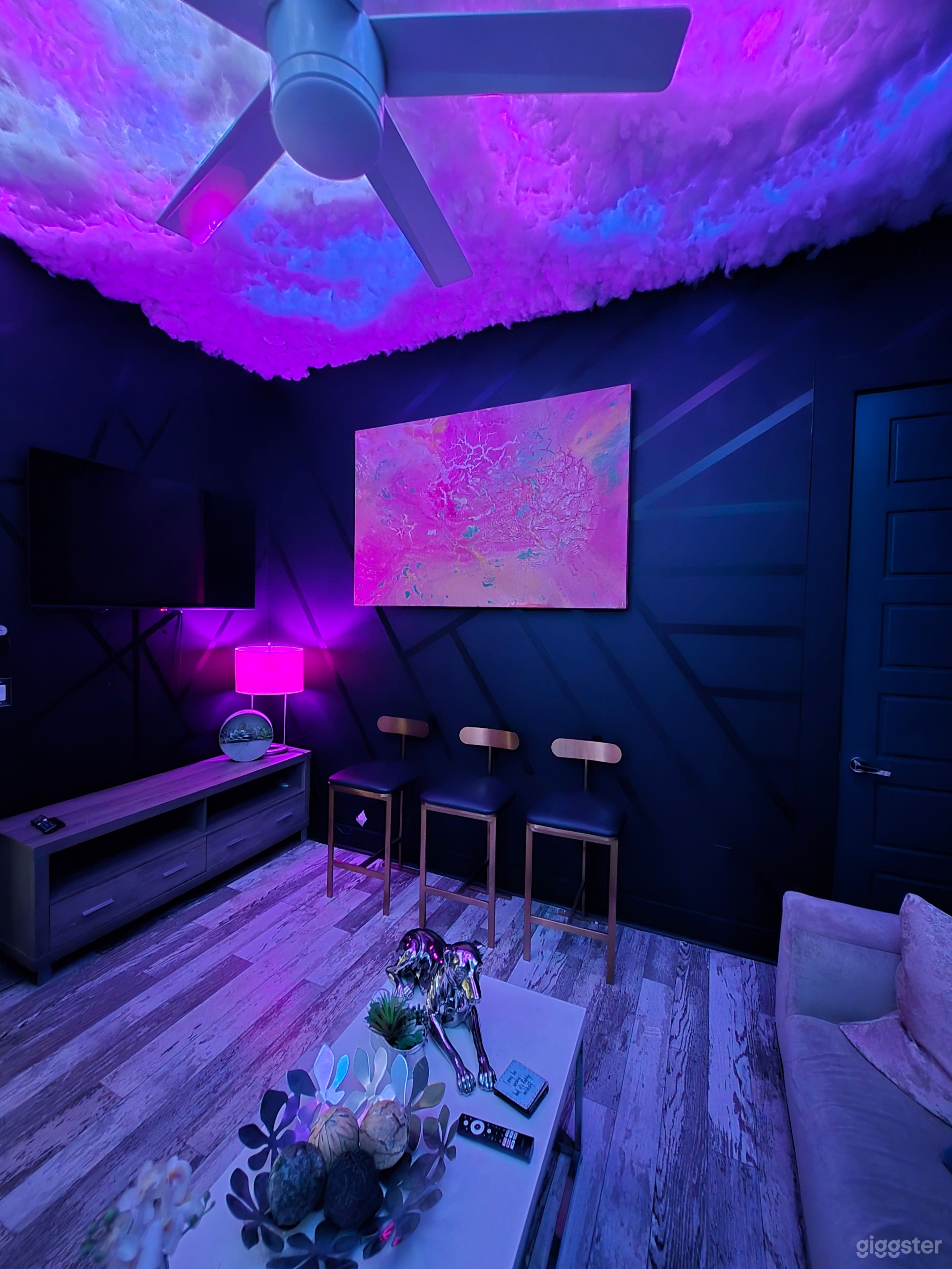 GORGEOUS Home of modern elegance. Photo 4