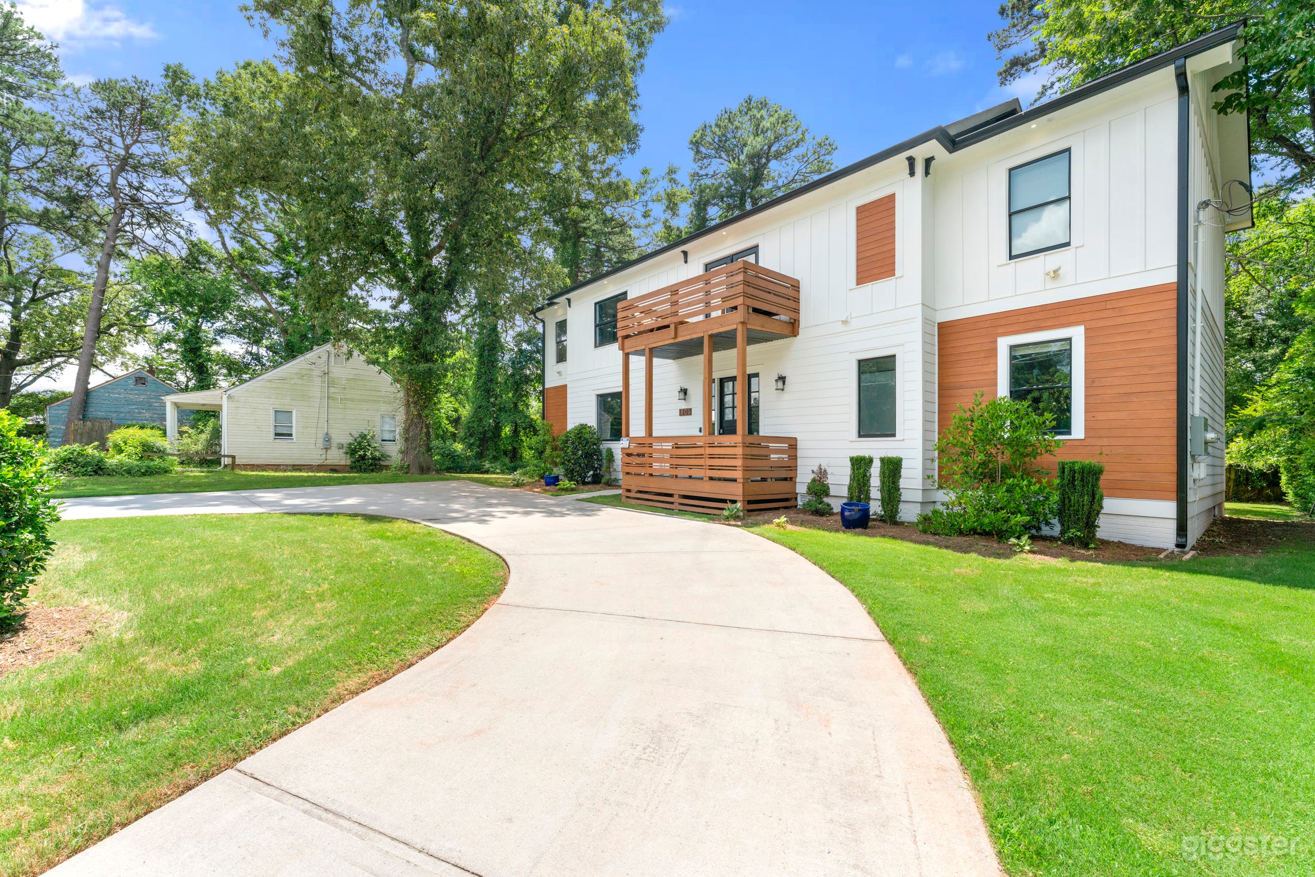 GORGEOUS Home of modern elegance. Photo 2