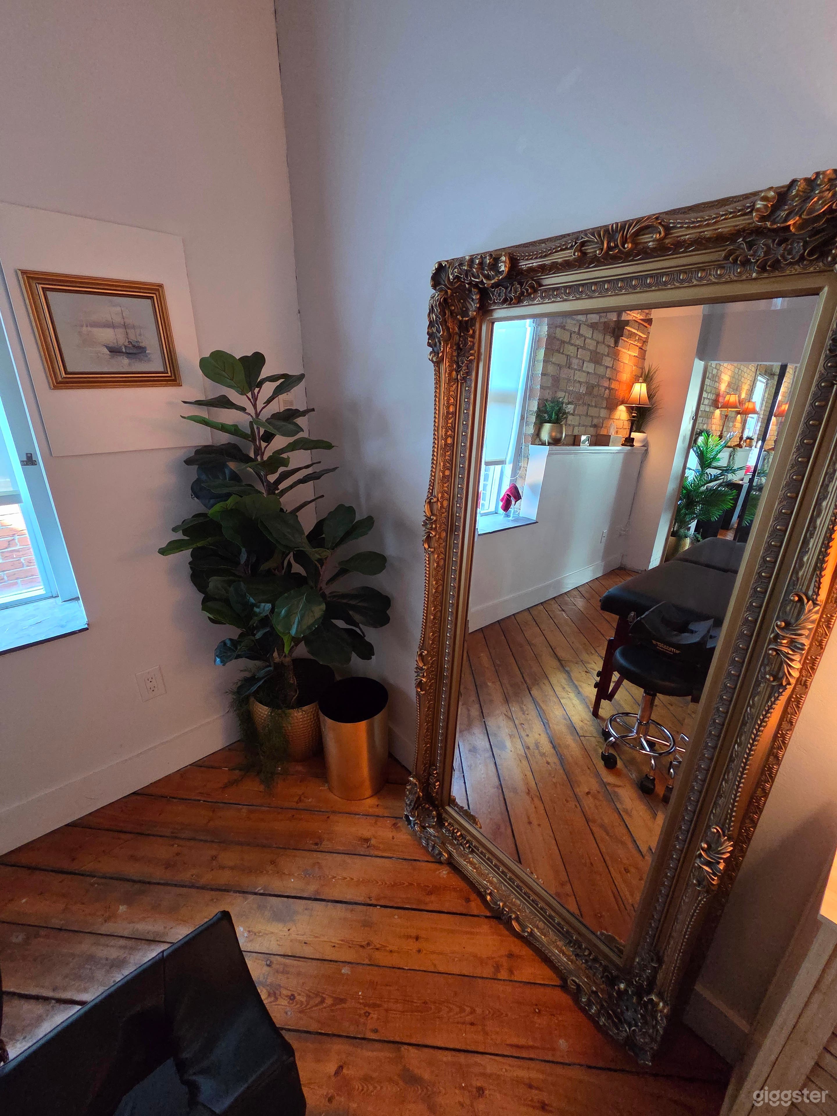 Massage Room for Meetings, Treatment or Content Creation Photo 2
