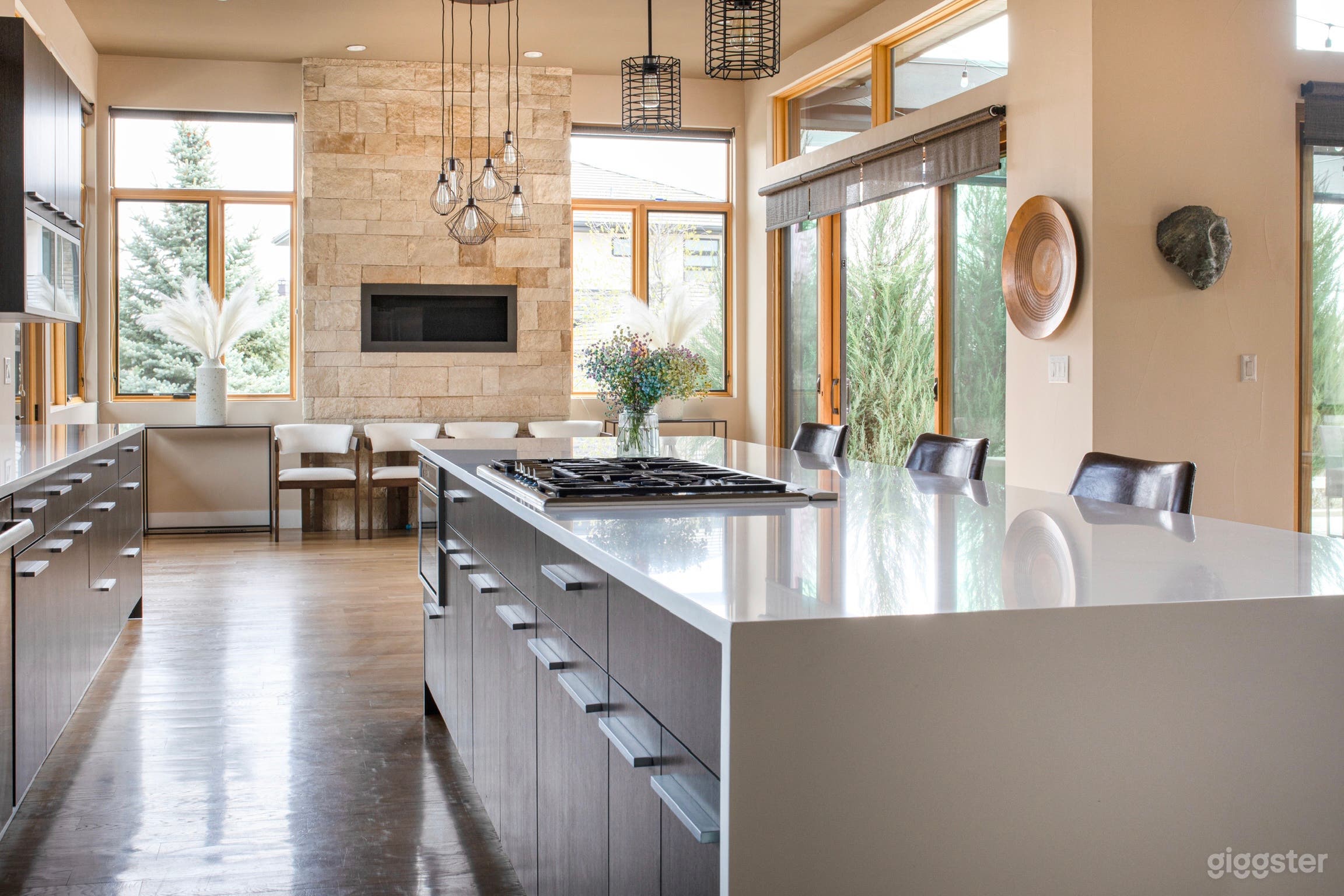 Modern full of natural light house.  Photo 2