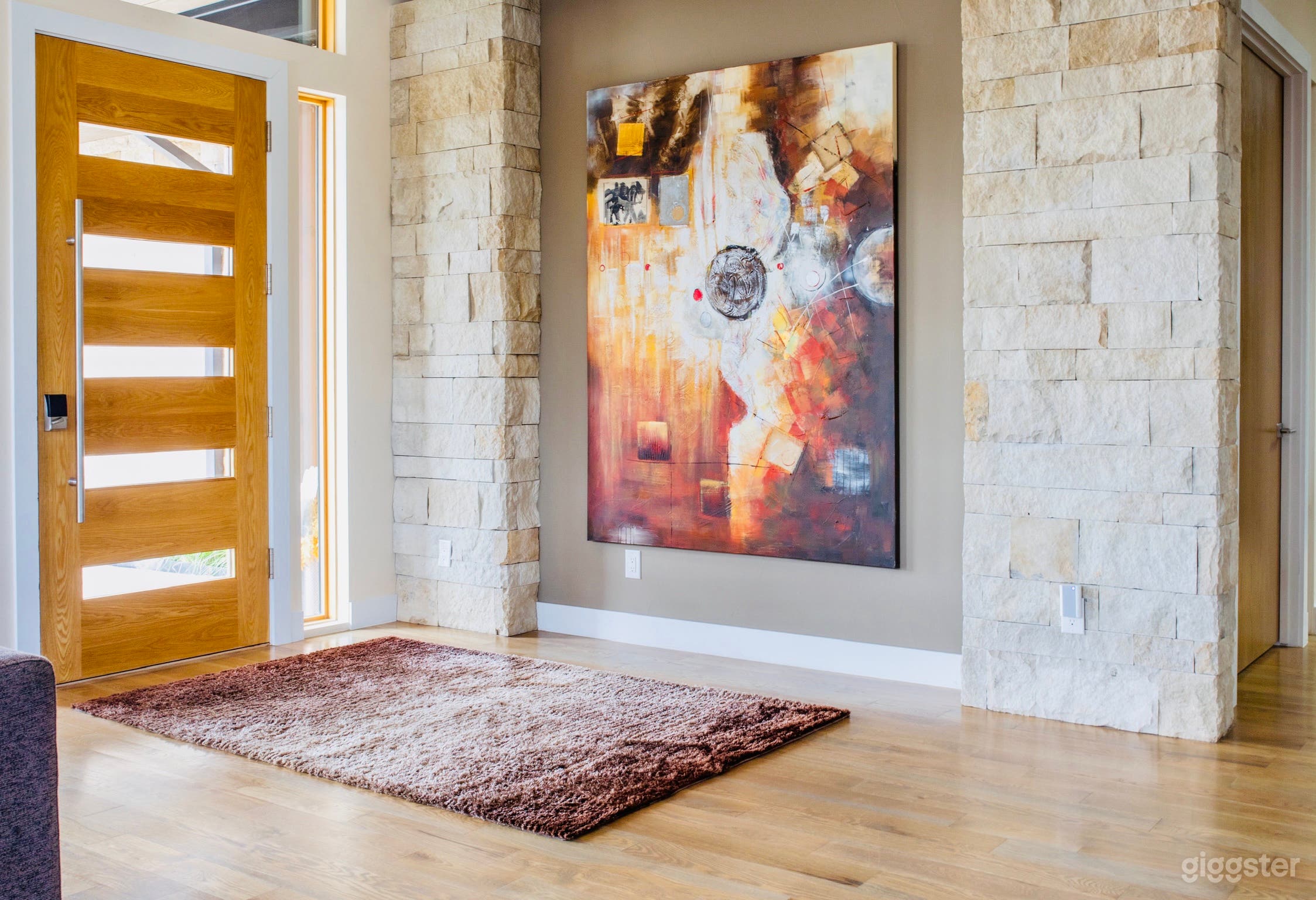 Modern full of natural light house.  Photo 4