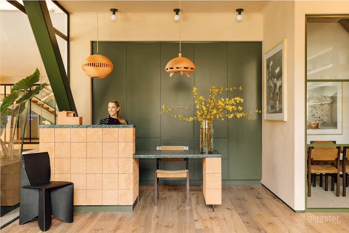 Small Versatile Conference Room Photo 4