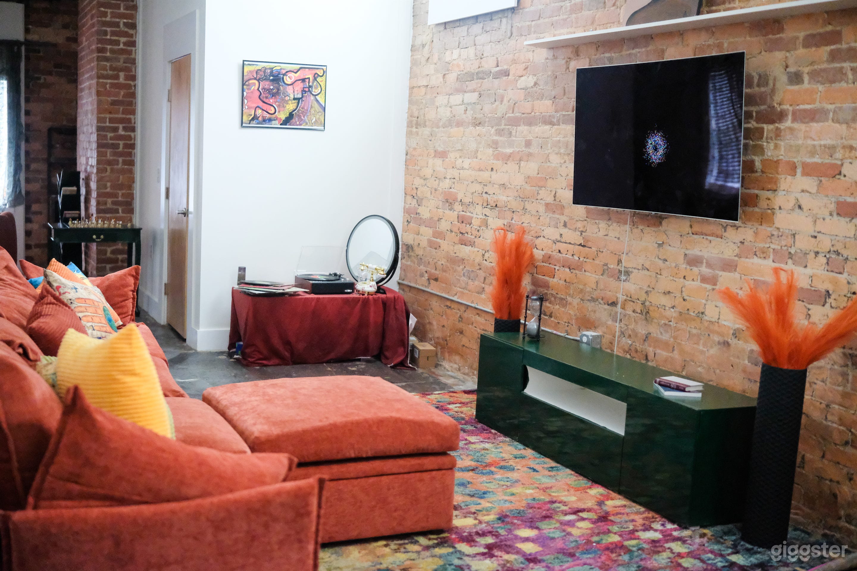 Retro Downtown Loft Photo 4