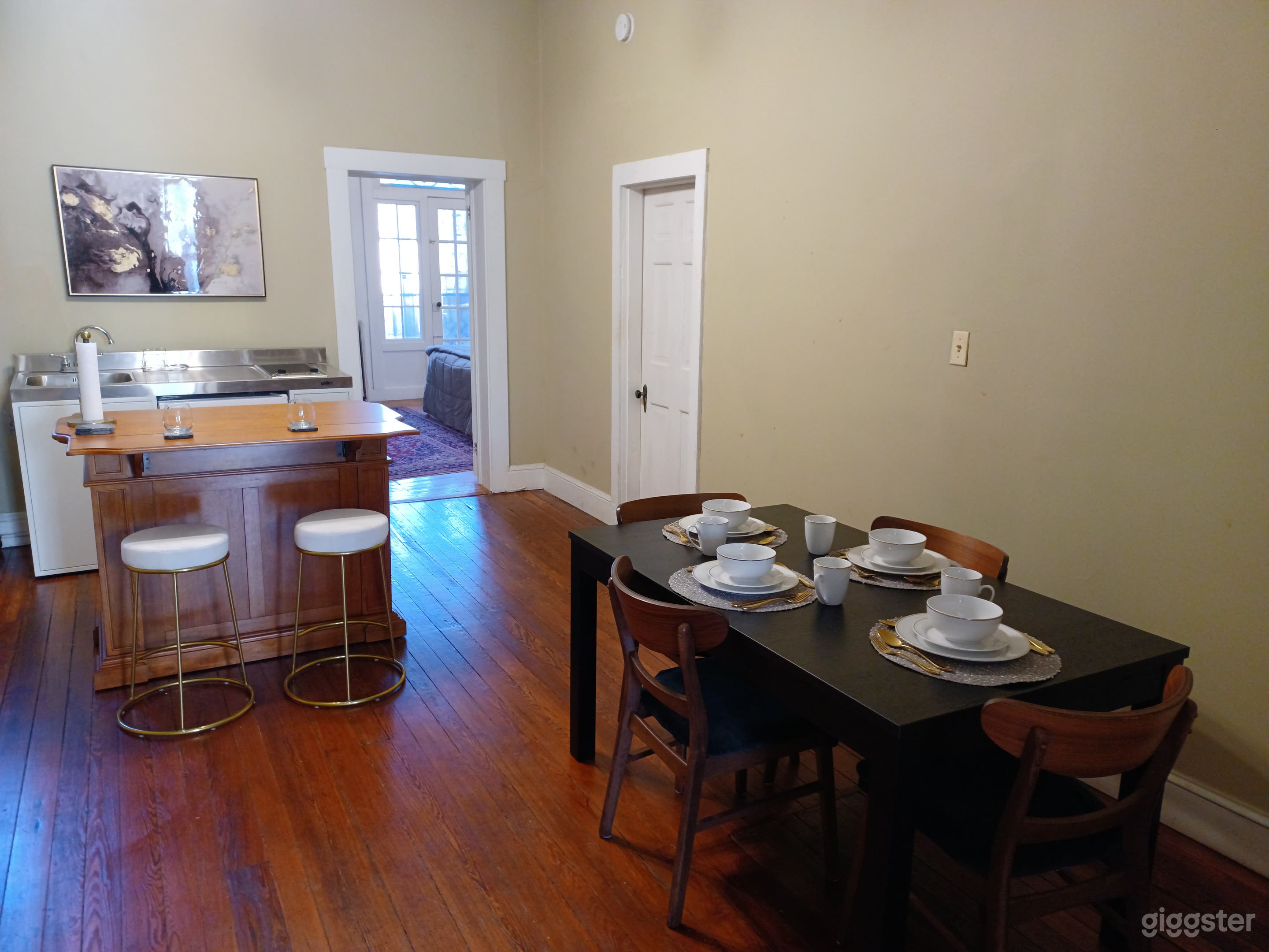 Kitchenette/Dining area with Island