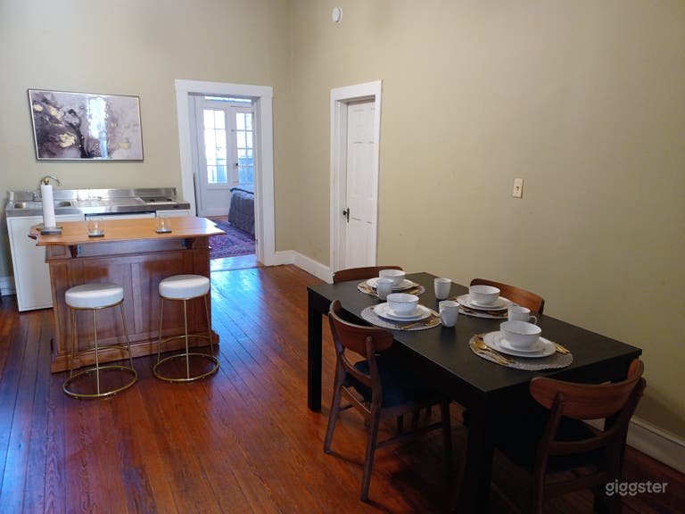  Kitchenette/Dining area with Island 