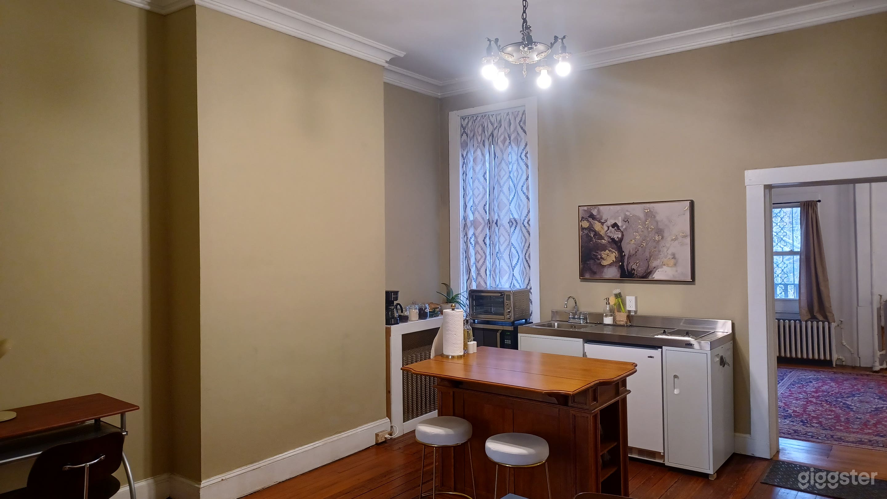 Kitchenette/Dining area with Island