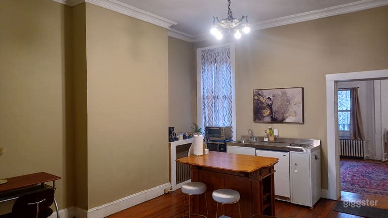  Kitchenette/Dining area with Island 