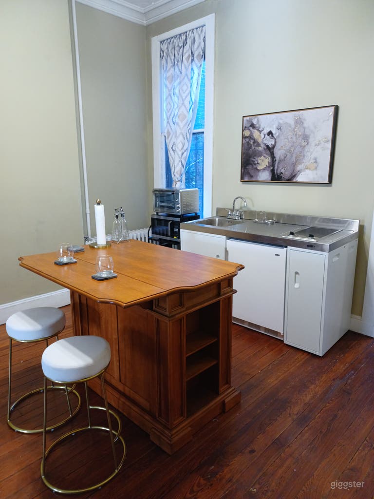  Kitchennette/Dining Area with Island 